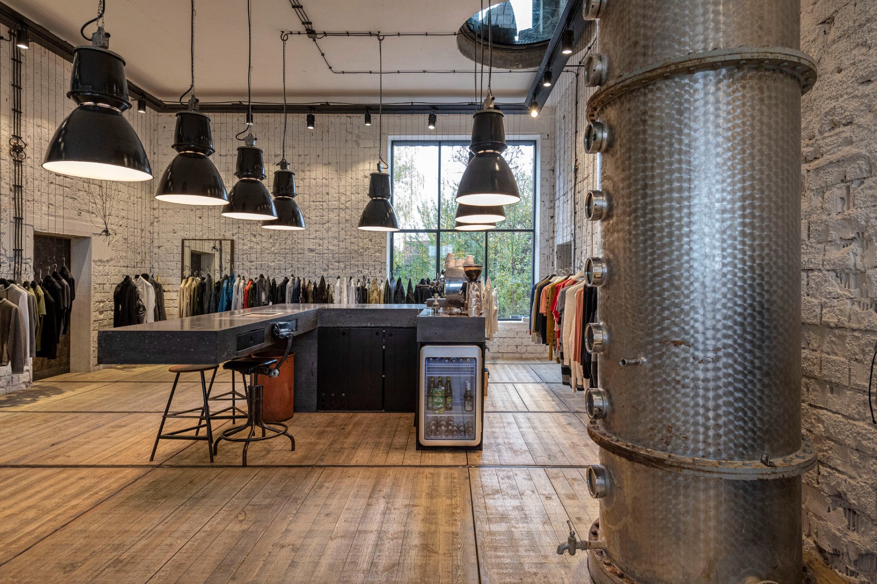 In der Mitte des Erdgeschosses haben die Designer einen großzügigen Showroom eingerichtet. Ein kreisrunder, verglaster Deckenausschnitt verbindet den Raum mit der oberen Etage. © Julia Knop