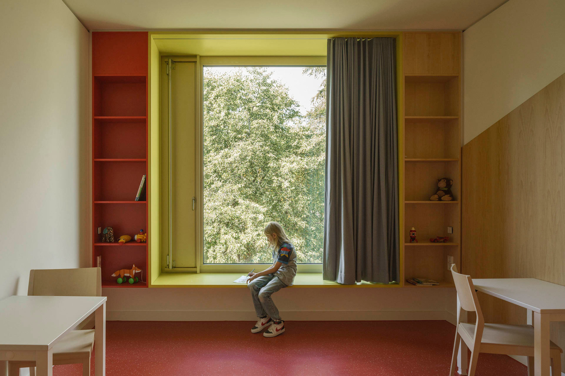 https://detail-cdn.s3.eu-central-1.amazonaws.com/media/catalog/product/0/3/03-neubau-sozialpaediatrischen-kinderzentrum-muenchen-h2m-a_sh-architekten-bodenkonzept-nora-systems.jpg?width=437&height=582&store=de_de&image-type=image