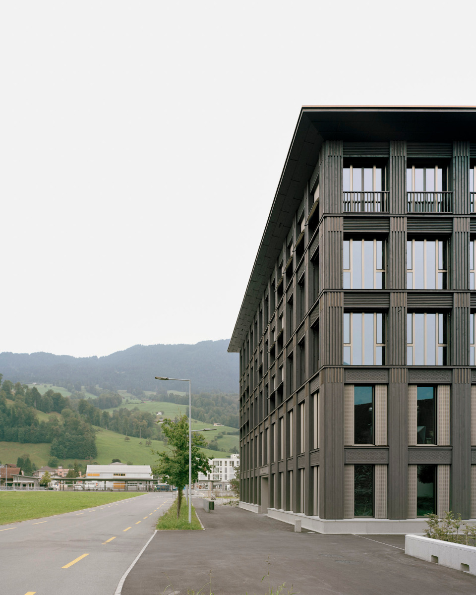 https://detail-cdn.s3.eu-central-1.amazonaws.com/media/catalog/product/0/3/03-obwaldner-kantonalbank-sarnen-seiler-linhart-architekten.jpg?width=437&height=582&store=de_de&image-type=image