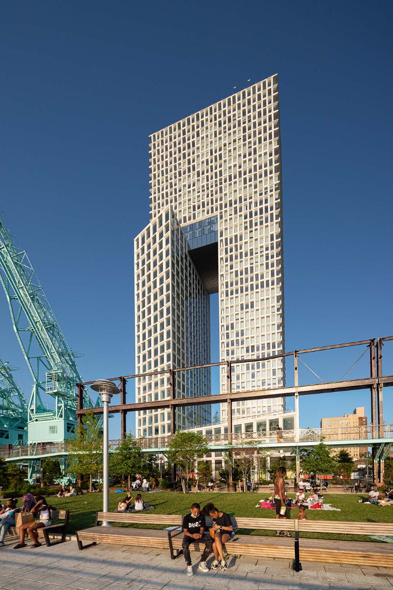https://detail-cdn.s3.eu-central-1.amazonaws.com/media/catalog/product/0/3/03-one-south-first-wohnturm-in-brooklyn-cookfox-architects.jpg?width=437&height=582&store=de_en&image-type=image