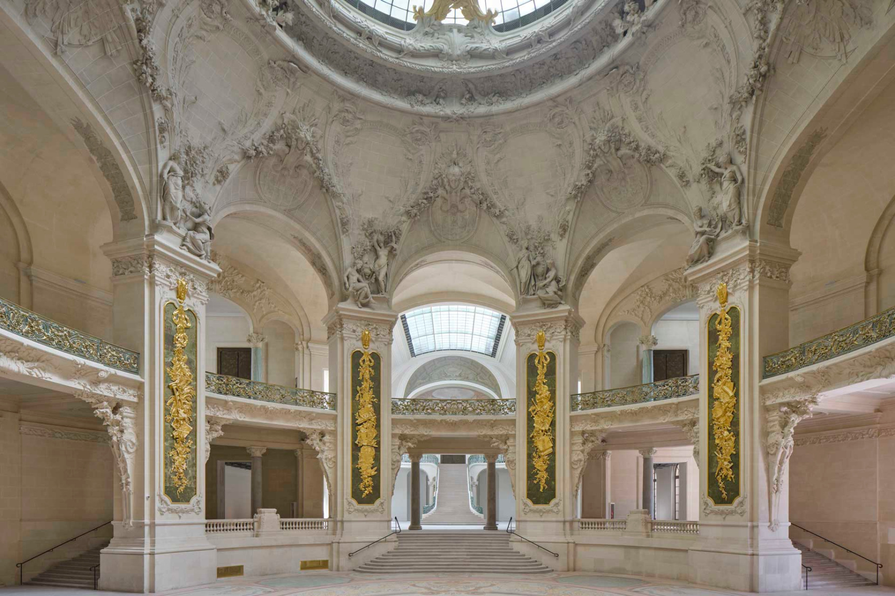 https://detail-cdn.s3.eu-central-1.amazonaws.com/media/catalog/product/0/3/03-restaurierung-grand-palais-paris-chatillon-architectes.jpg?width=437&height=582&store=de_de&image-type=image
