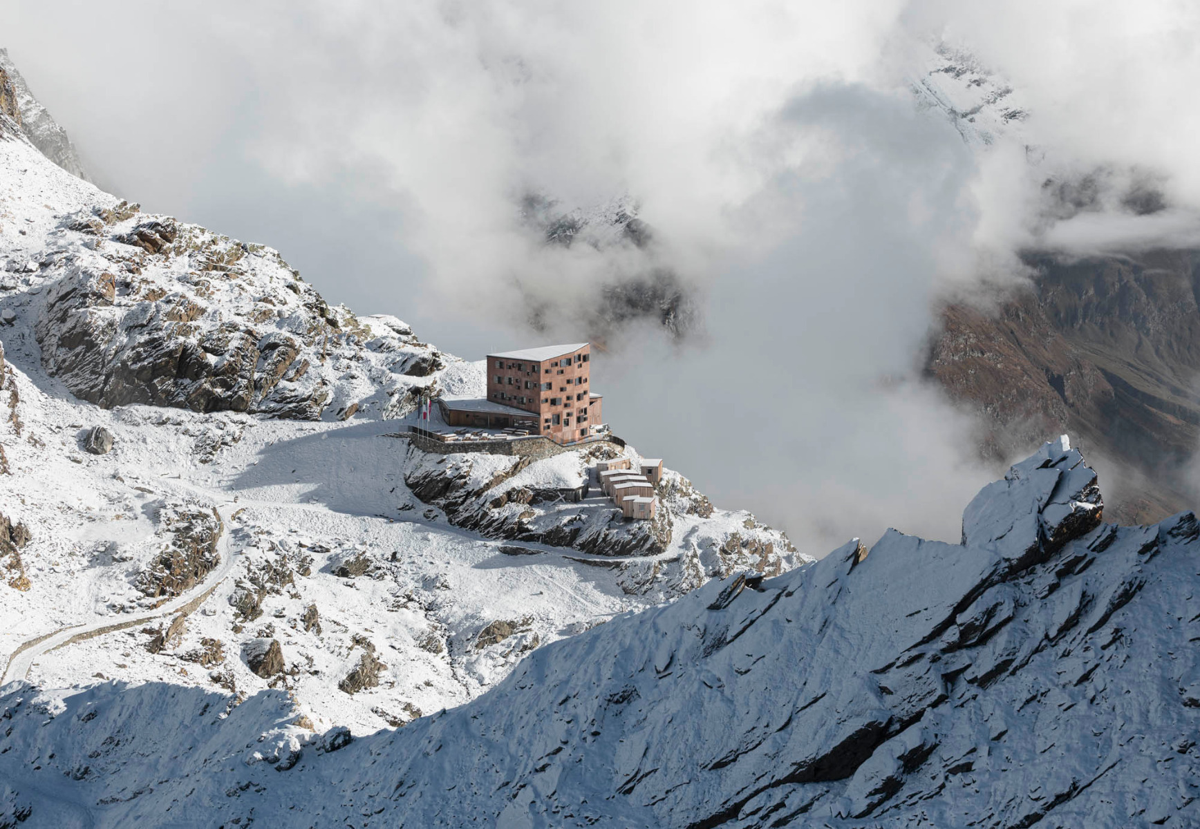 https://detail-cdn.s3.eu-central-1.amazonaws.com/media/catalog/product/0/3/03-rifugio-petrarca-suedtirol-area-associati.jpg?width=437&height=582&store=de_de&image-type=image