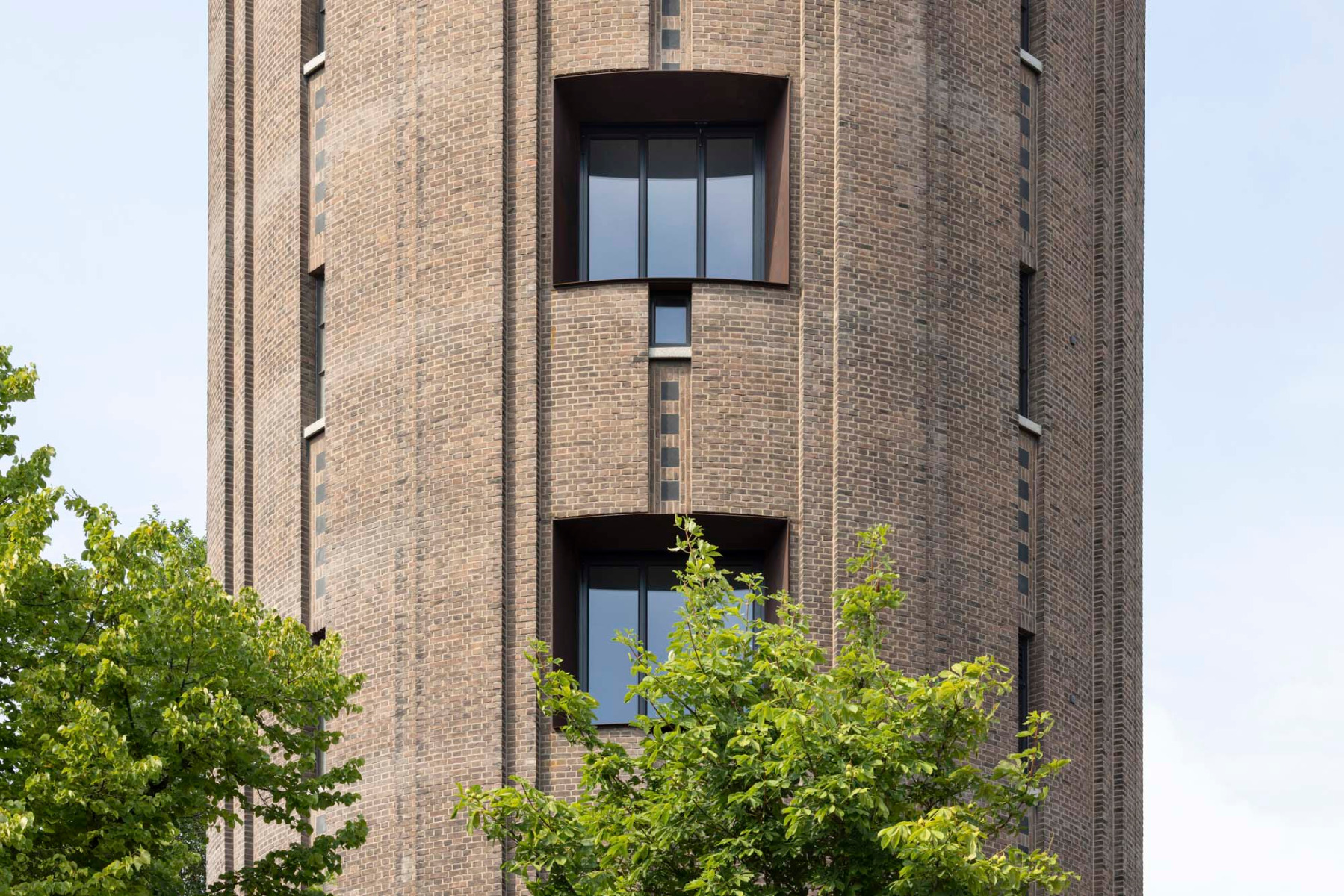 https://detail-cdn.s3.eu-central-1.amazonaws.com/media/catalog/product/0/3/03-sanierter-wasserturm-utrecht-zecc-architecten.jpg?width=437&height=582&store=de_de&image-type=image