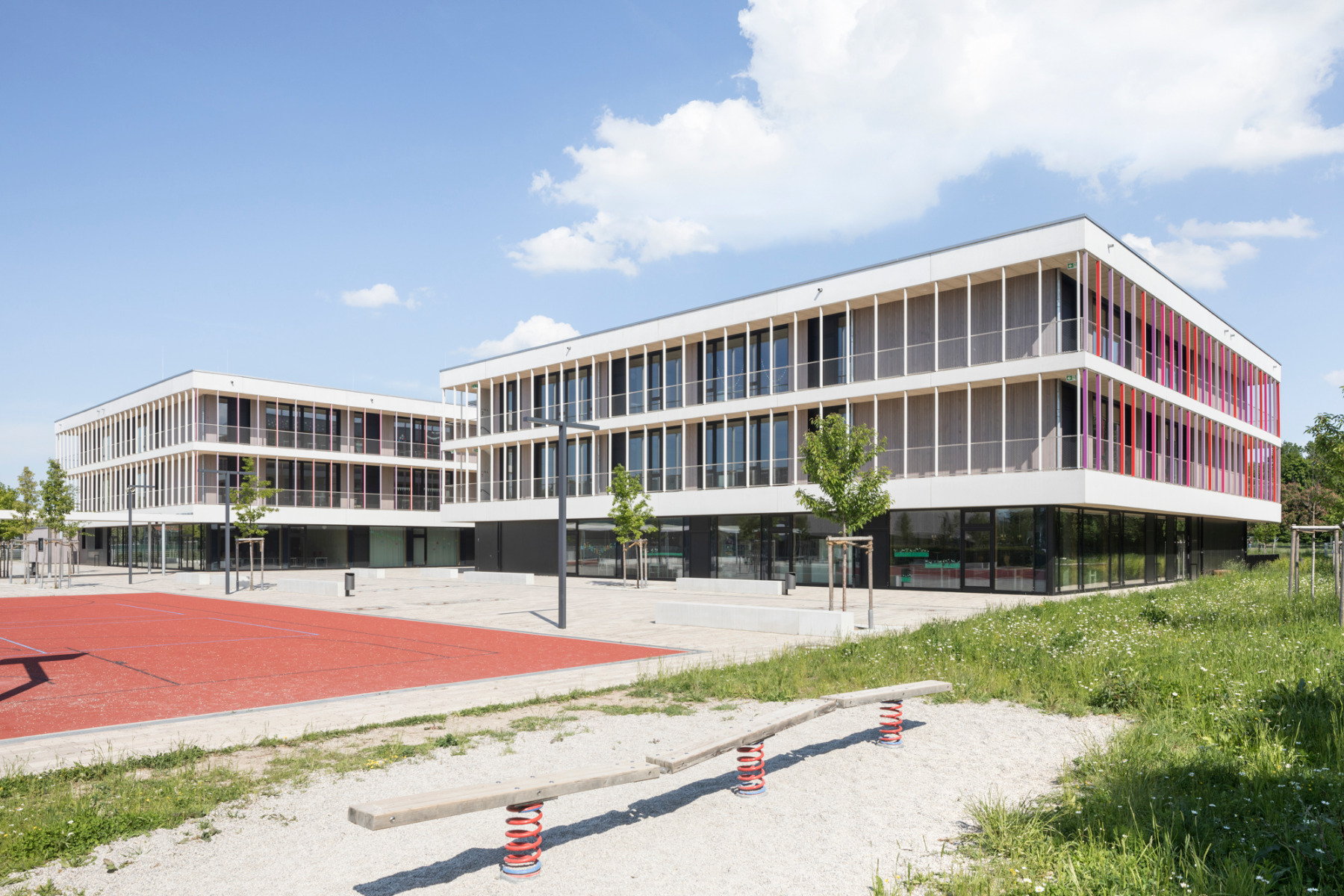 https://detail-cdn.s3.eu-central-1.amazonaws.com/media/catalog/product/0/3/03-schule-vaterstetten-balda-architekten.jpg?width=437&height=582&store=de_de&image-type=image