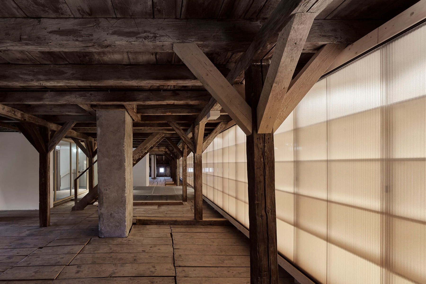 Auf dem historischen Dachboden der Grundschule findet sich nun ein neu eingebauter Lagerraum. © Zooey Braun