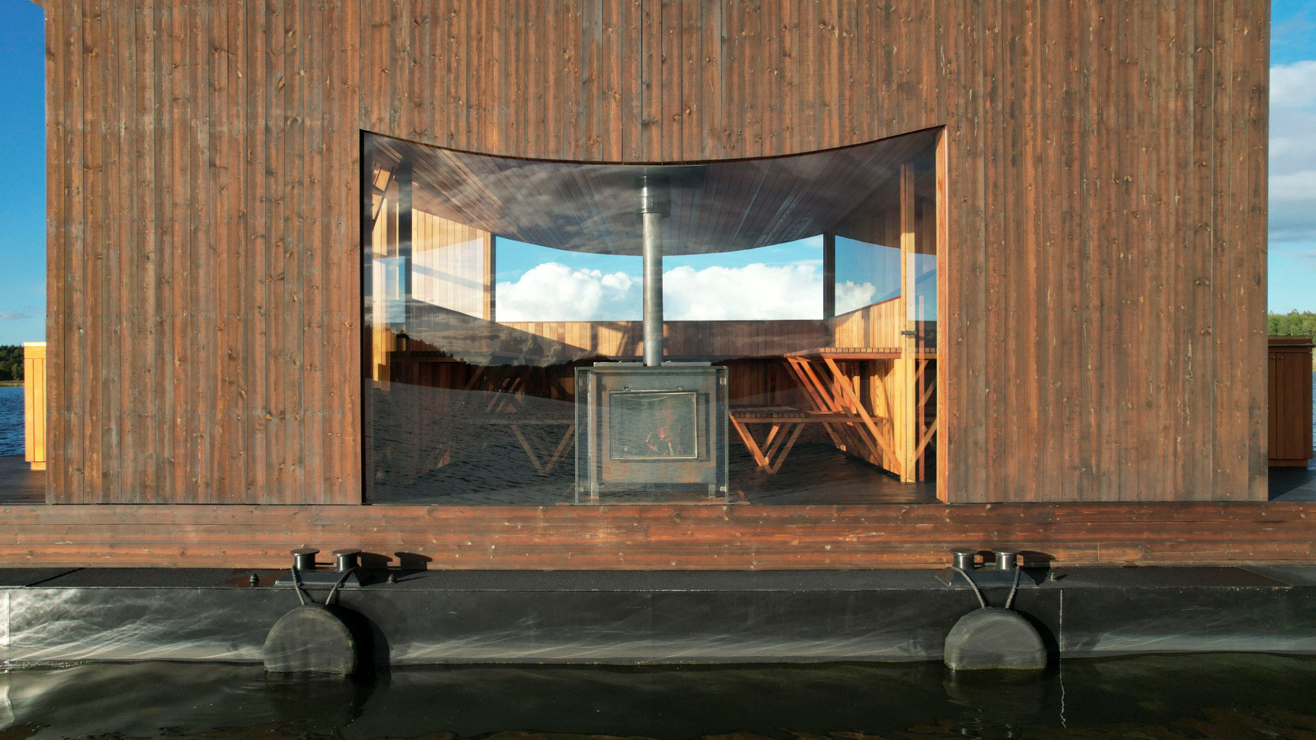 https://detail-cdn.s3.eu-central-1.amazonaws.com/media/catalog/product/0/3/03-schwimmende-sauna-stockholm-sandellsandberg-arkitekter.jpg?width=437&height=582&store=de_en&image-type=image