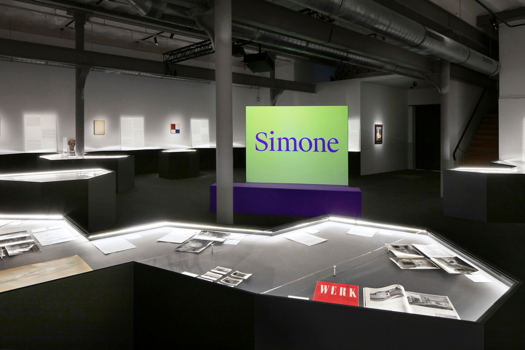 https://detail-cdn.s3.eu-central-1.amazonaws.com/media/catalog/product/0/3/03-simone-guillissen-hoa-ausstellung-bruessel.jpg?width=437&height=582&store=de_en&image-type=image