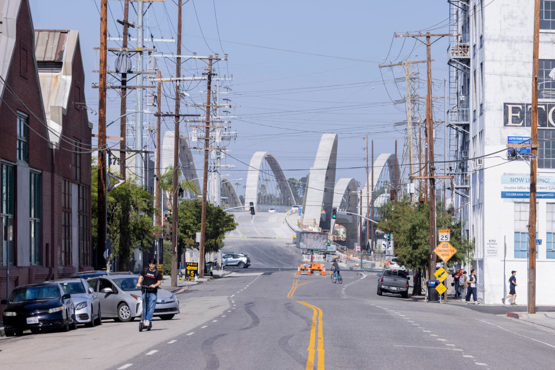 https://detail-cdn.s3.eu-central-1.amazonaws.com/media/catalog/product/0/3/03-sixth-street-viaduct-los-angeles-michael-maltzan-architecture.jpg?width=437&height=582&store=de_de&image-type=image