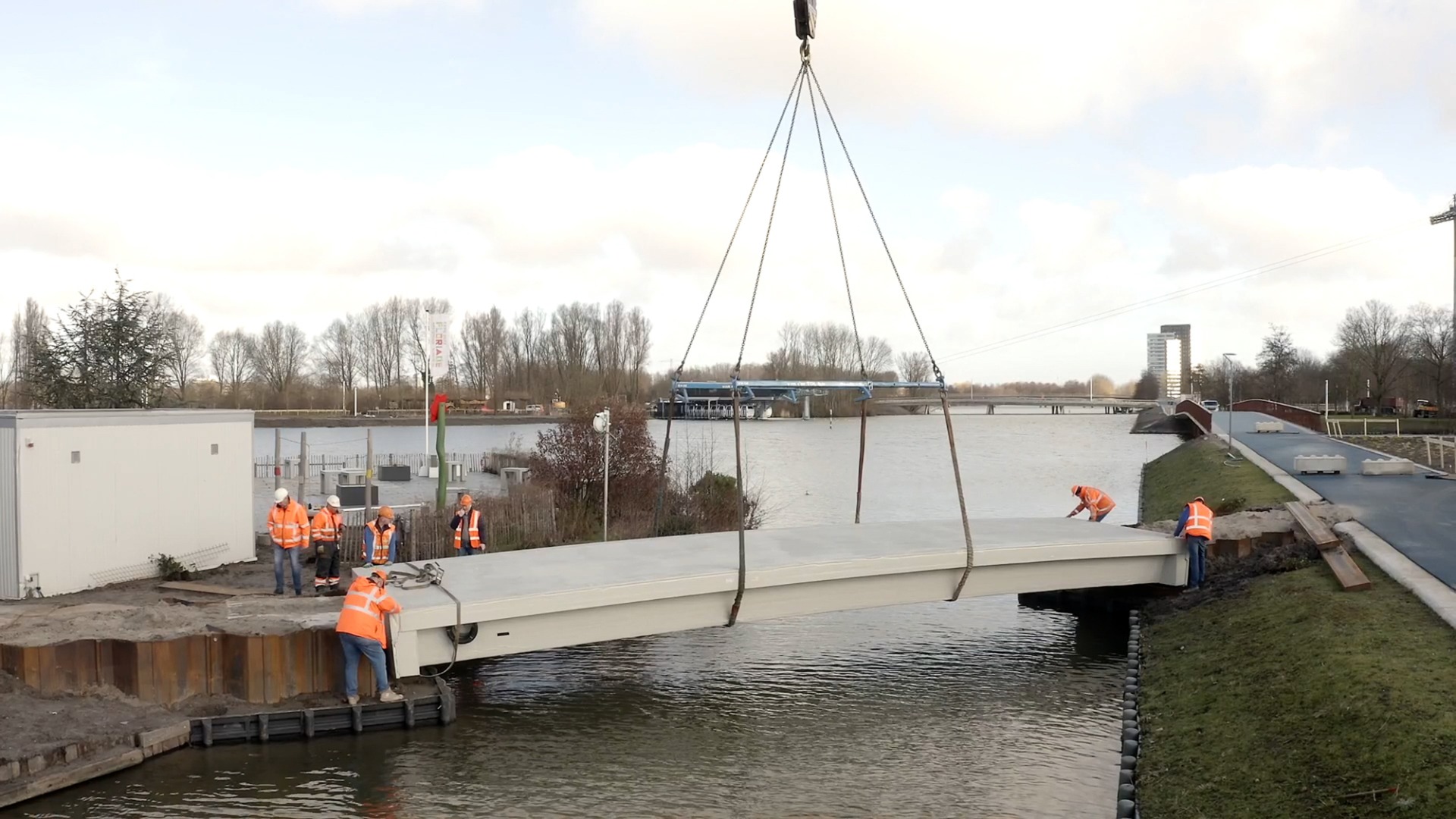 https://detail-cdn.s3.eu-central-1.amazonaws.com/media/catalog/product/0/3/03-smart-circular-bridge-almere.jpg?width=437&height=582&store=de_de&image-type=image