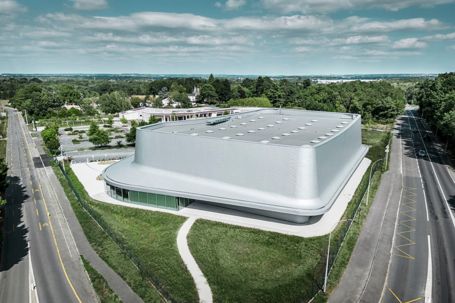 https://detail-cdn.s3.eu-central-1.amazonaws.com/media/catalog/product/0/3/03-sporthalle-bohuon-bertic-architectes-nantes.jpg?width=437&height=582&store=de_de&image-type=image