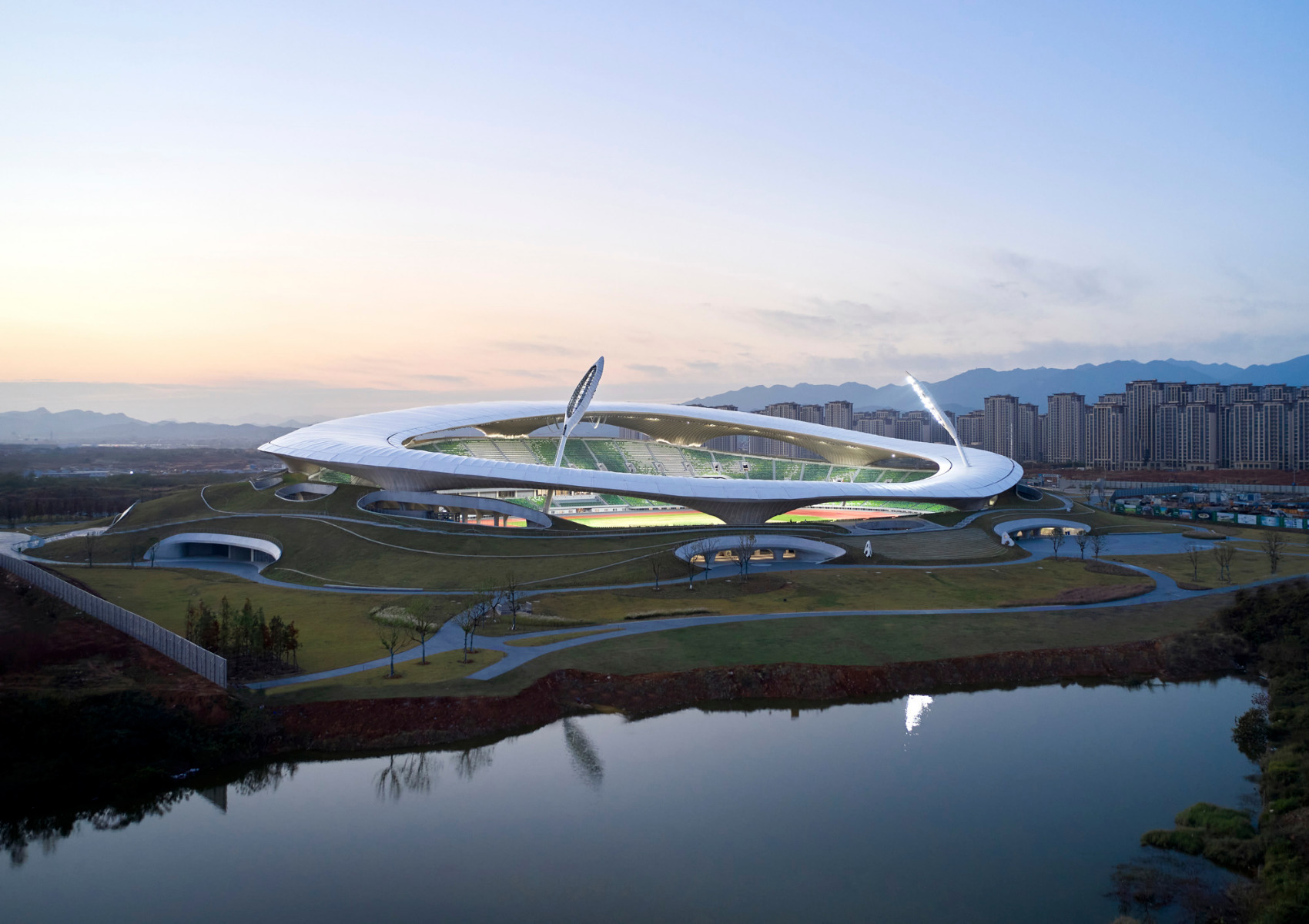 https://detail-cdn.s3.eu-central-1.amazonaws.com/media/catalog/product/0/3/03-stadion-quzhou-mad-architects.jpg?width=437&height=582&store=de_de&image-type=image
