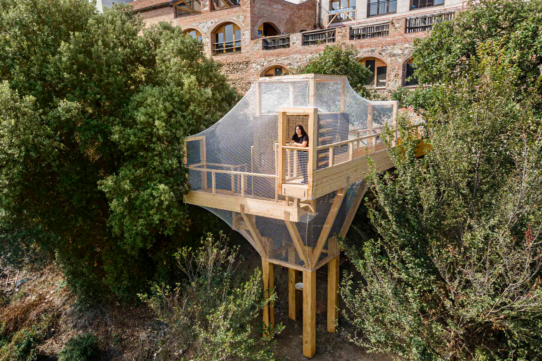 The students can observe and study local biodiversity from the Observatory. © Adrià Goula