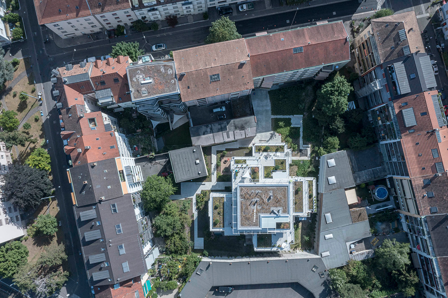 https://detail-cdn.s3.eu-central-1.amazonaws.com/media/catalog/product/0/3/03-terrassenhaus-landskronhof-basel-hhf-architekten.jpg?width=437&height=582&store=de_de&image-type=image