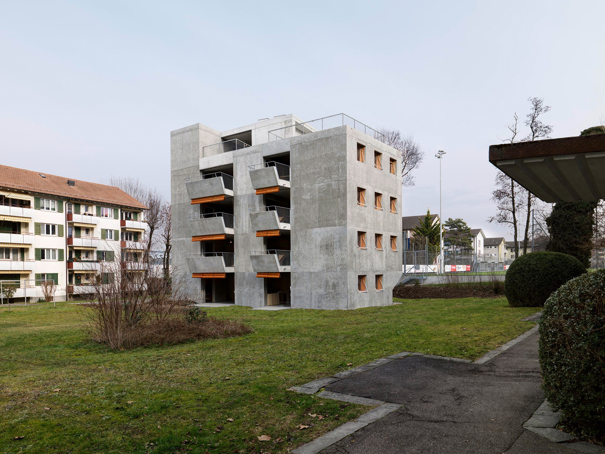 https://detail-cdn.s3.eu-central-1.amazonaws.com/media/catalog/product/0/3/03_Gus_Wuestemann_Architects_Affordable_Housing_Langgruetstrasse_Zuerich_Bruno_Helbling.jpg?width=437&height=582&store=de_en&image-type=image