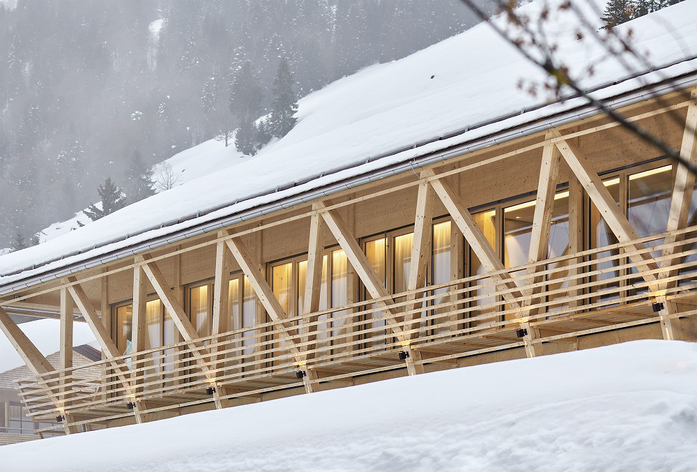 https://detail-cdn.s3.eu-central-1.amazonaws.com/media/catalog/product/0/3/03_bbd_hubertus_alpin_lodge_spa_oliver_jaist.jpg?width=437&height=582&store=de_en&image-type=image