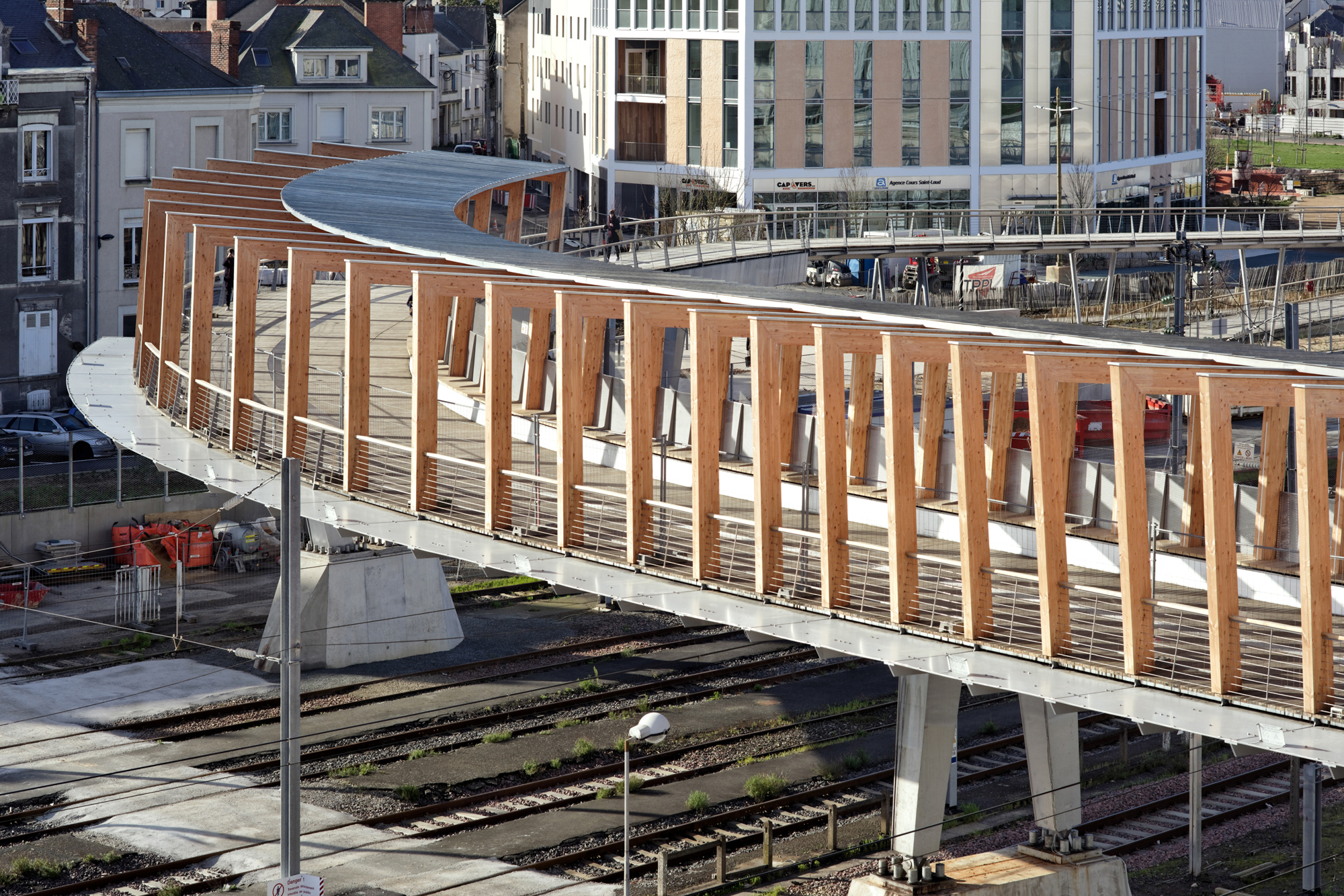 https://detail-cdn.s3.eu-central-1.amazonaws.com/media/catalog/product/0/4/04-Bruecke-Passerelle-Angers-Saint-Loud-Dietmar-Feichtinger-Architects.jpg?width=437&height=582&store=de_de&image-type=image