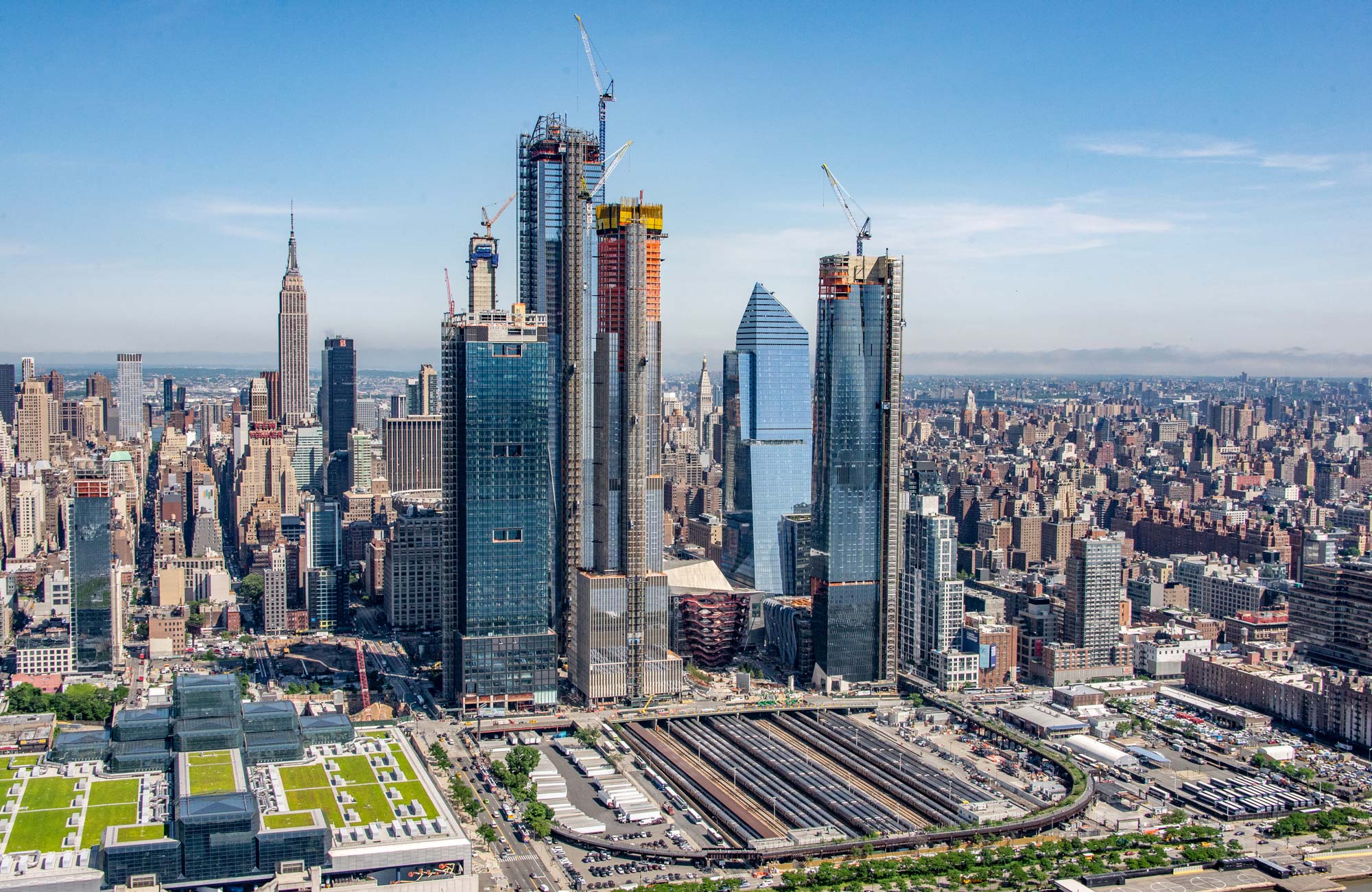 https://detail-cdn.s3.eu-central-1.amazonaws.com/media/catalog/product/0/4/04-HudsonYards-courtesy-of-Related-Oxford.jpg?width=437&height=582&store=de_de&image-type=image