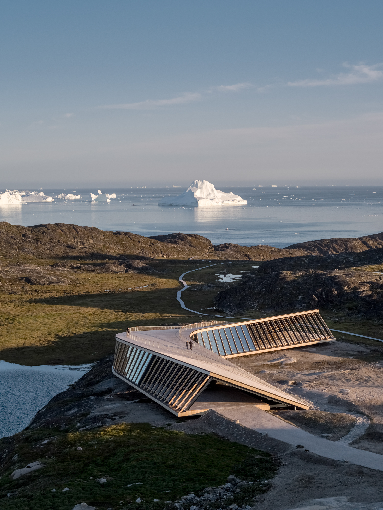 https://detail-cdn.s3.eu-central-1.amazonaws.com/media/catalog/product/0/4/04-Ilulissat-Eisfjordzentrum-in-Groenland.jpg?width=437&height=582&store=de_de&image-type=image