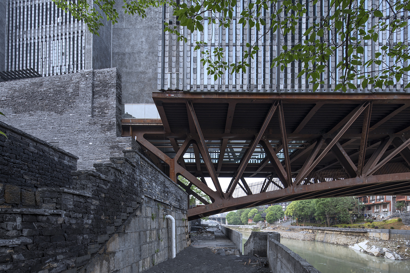 https://detail-cdn.s3.eu-central-1.amazonaws.com/media/catalog/product/0/4/04-JAM_steel_bridge_structure_close-up_-_Photo_by_Tian_Fangfang.jpg?width=437&height=582&store=de_en&image-type=image