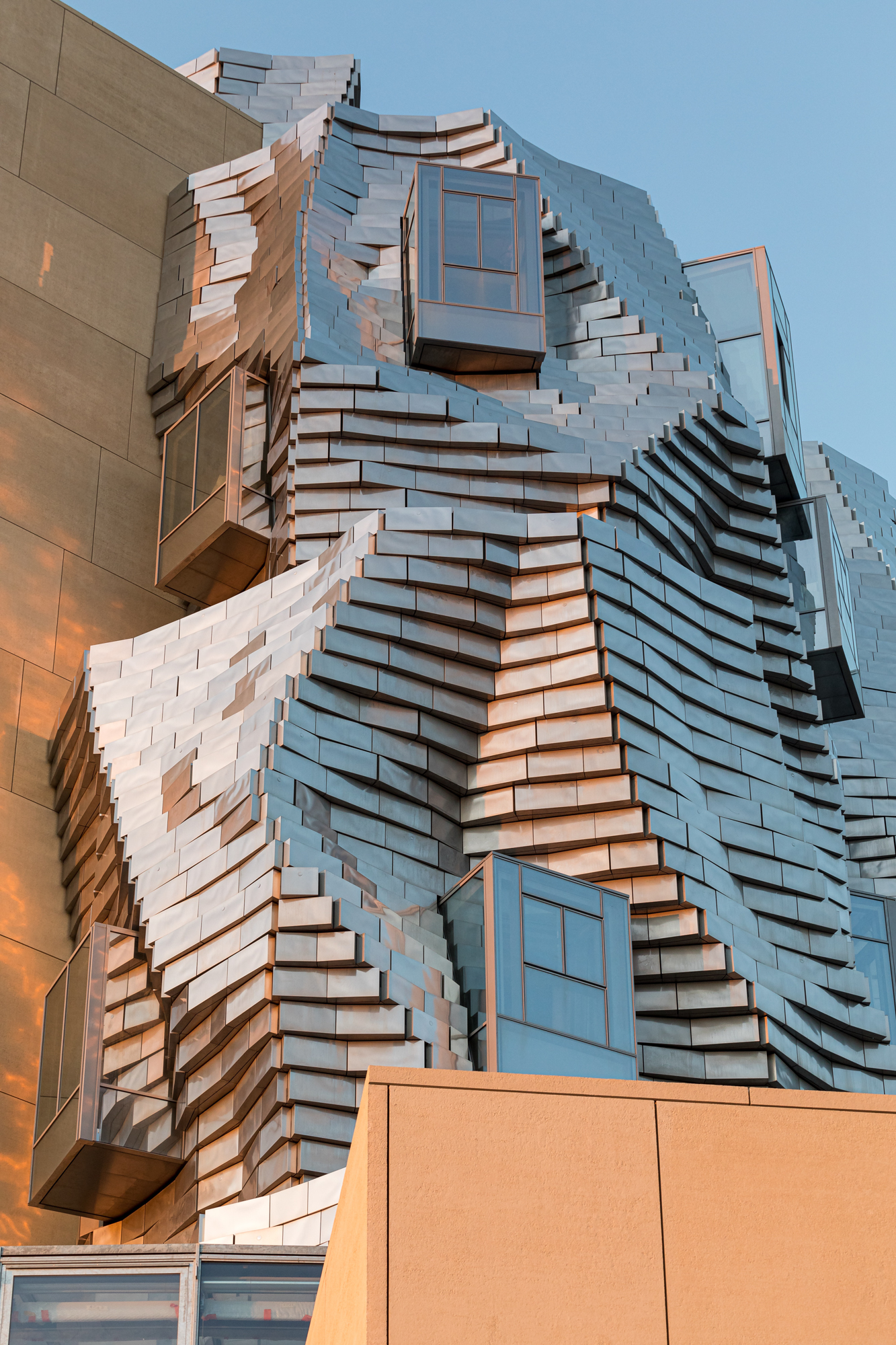 https://detail-cdn.s3.eu-central-1.amazonaws.com/media/catalog/product/0/4/04-Kulturstiftung-Luma-Gehry.jpg?width=437&height=582&store=de_de&image-type=image