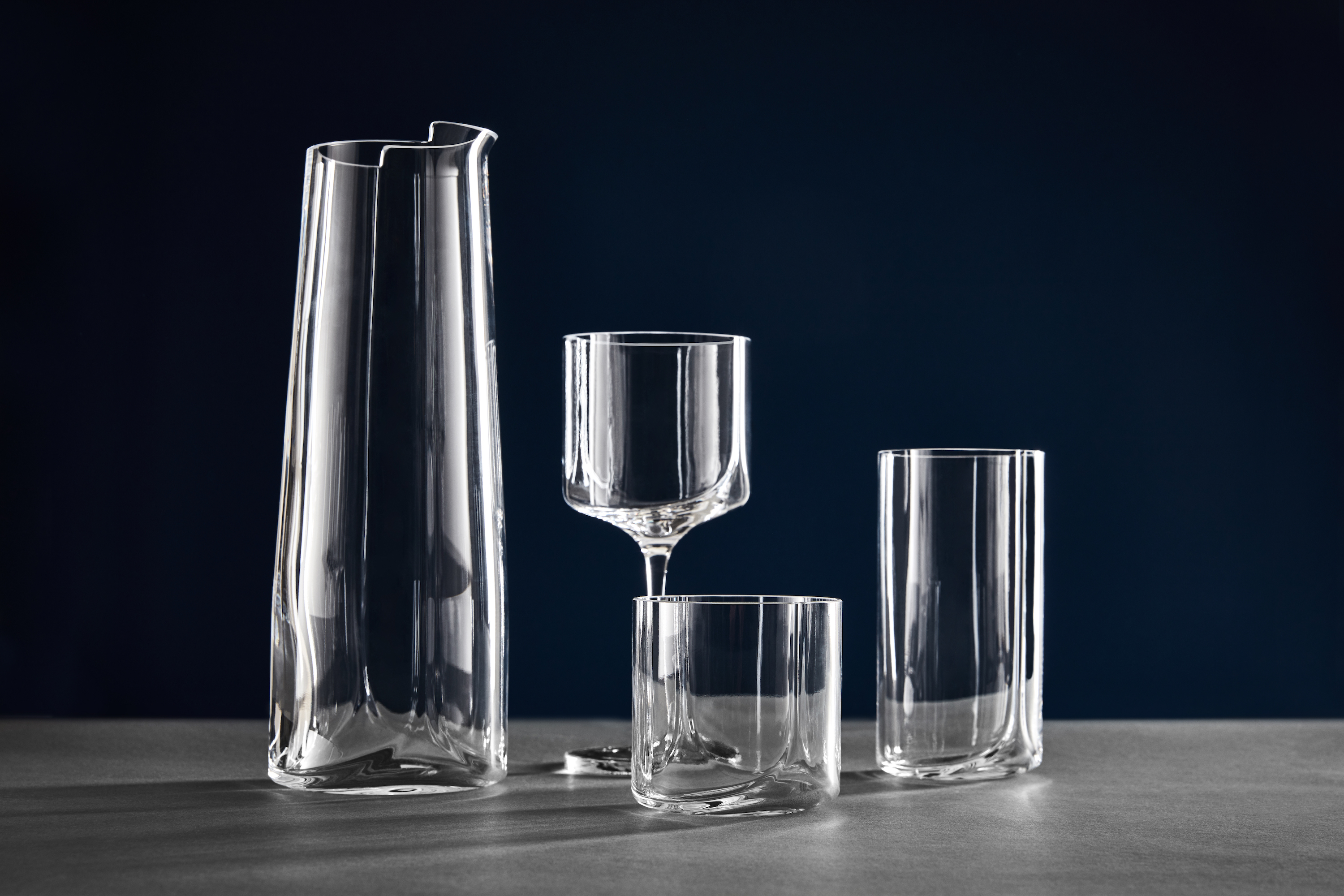 https://detail-cdn.s3.eu-central-1.amazonaws.com/media/catalog/product/0/4/04-MaisonObjet2019_ZHD_Hew_Glassware.jpg?width=437&height=582&store=de_de&image-type=image
