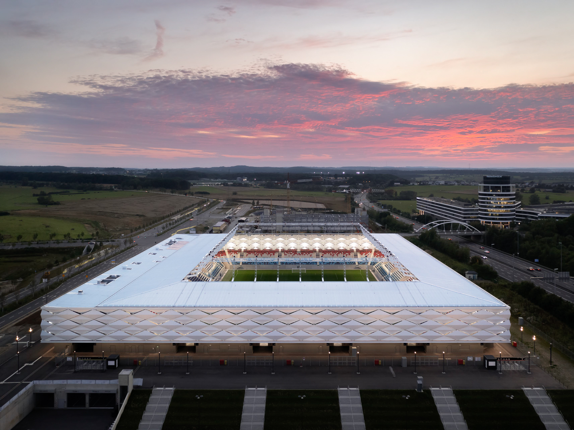 https://detail-cdn.s3.eu-central-1.amazonaws.com/media/catalog/product/0/4/04-Stade-de-Luxembourg-gmp-Architekten.jpg?width=437&height=582&store=de_de&image-type=image
