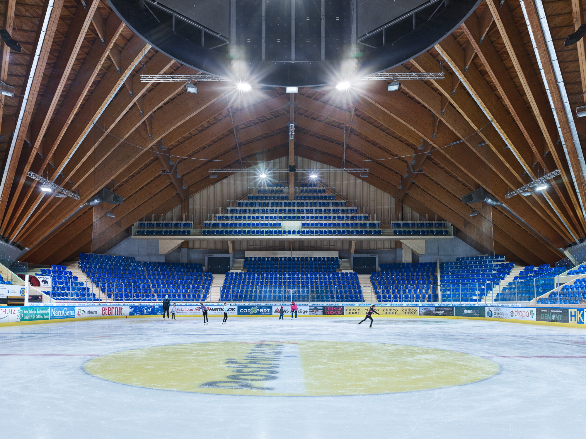 https://detail-cdn.s3.eu-central-1.amazonaws.com/media/catalog/product/0/4/04-Wie_vorher__nur_anders---Eisstadion-Davos-Marques-Architekten.jpg?width=437&height=582&store=de_de&image-type=image
