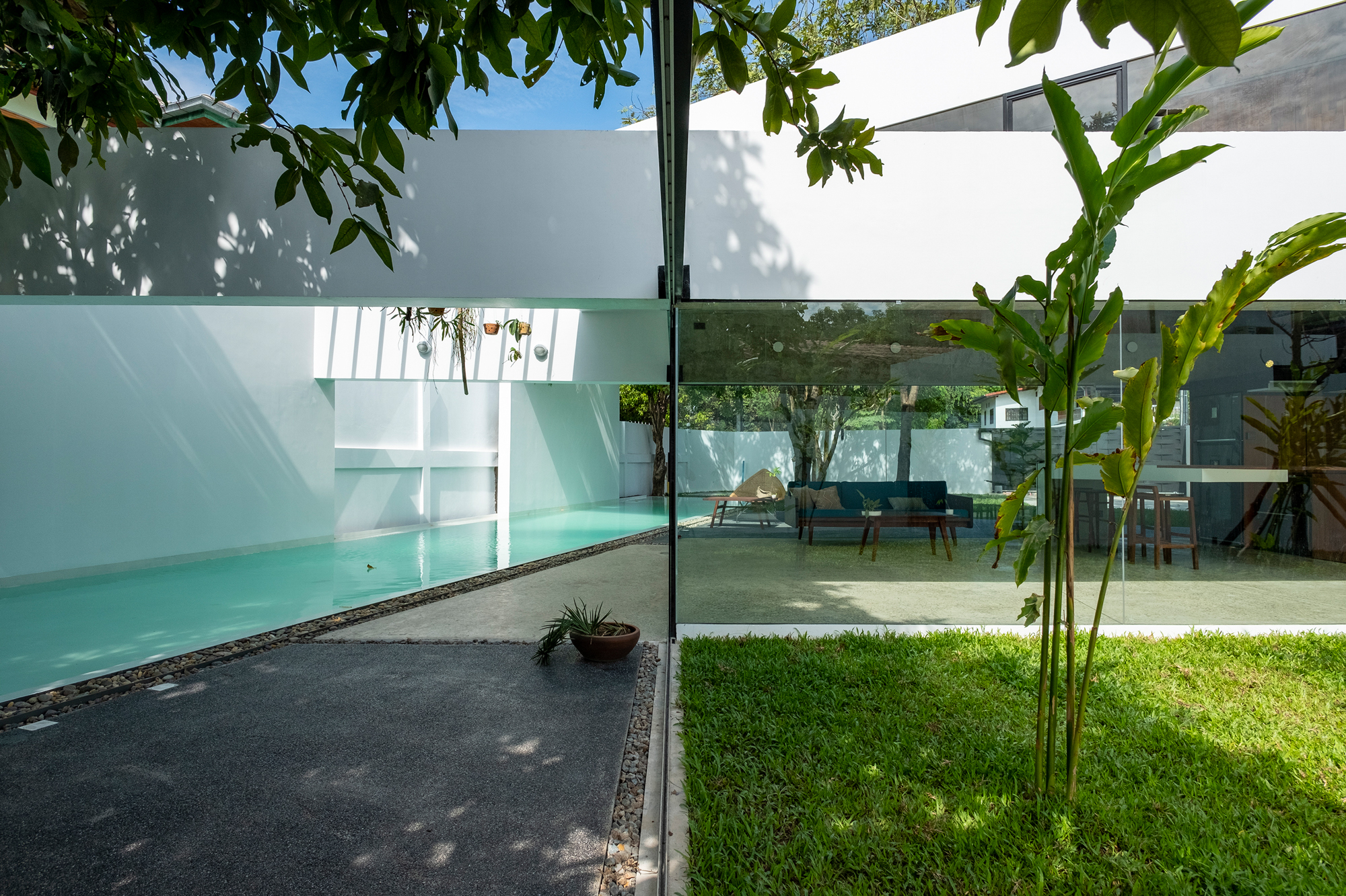 https://detail-cdn.s3.eu-central-1.amazonaws.com/media/catalog/product/0/4/04-Wohnhaus-mit-Pool-in-Laos-Saola-Architects-Francois-Hervy-Akira-Sato.jpg?width=437&height=582&store=de_de&image-type=image