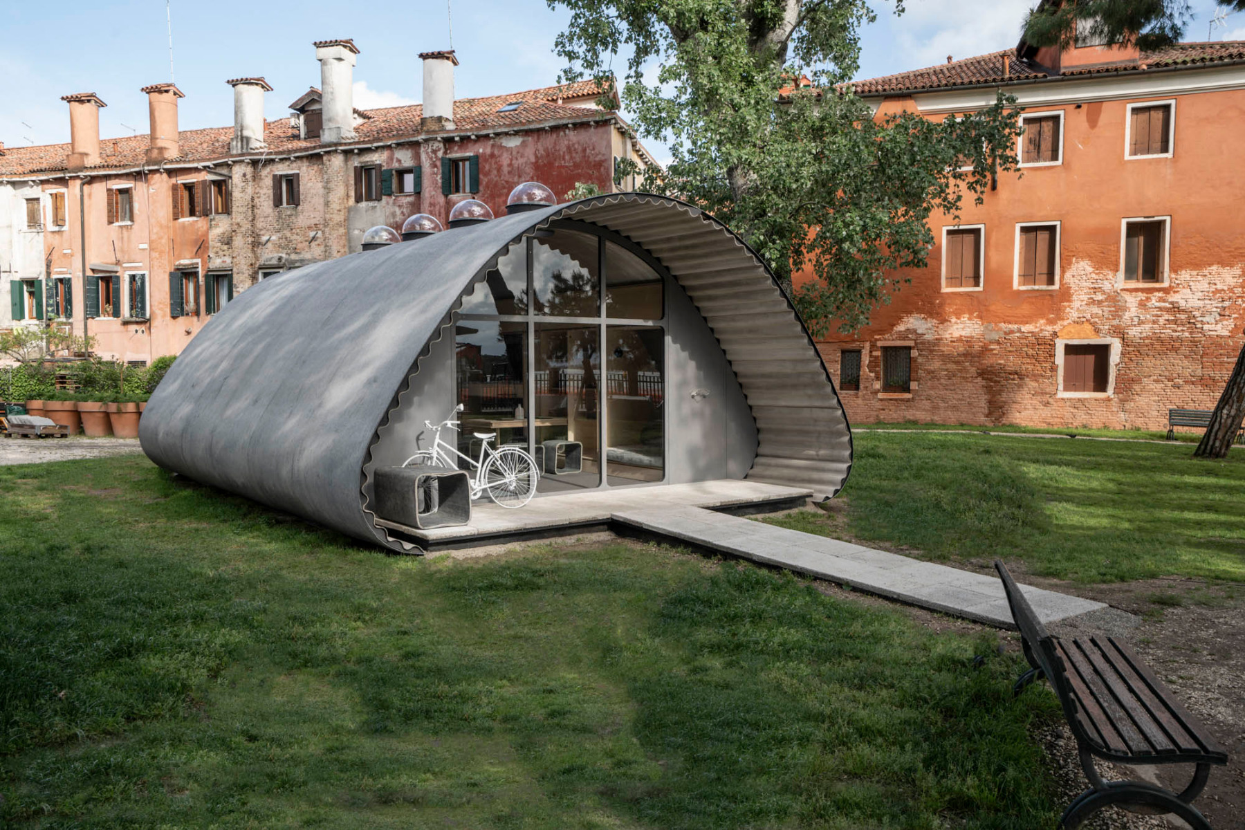 https://detail-cdn.s3.eu-central-1.amazonaws.com/media/catalog/product/0/4/04-architekturbiennale-venedig-2023-essential-homes-norman-foster.jpg?width=437&height=582&store=de_en&image-type=image