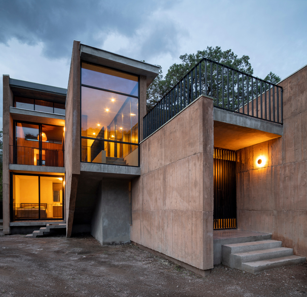 https://detail-cdn.s3.eu-central-1.amazonaws.com/media/catalog/product/0/4/04-casa-majalca-oax-arquitectura-francisco-martin-alvarez-de-la-vega.jpg?width=437&height=582&store=de_de&image-type=image