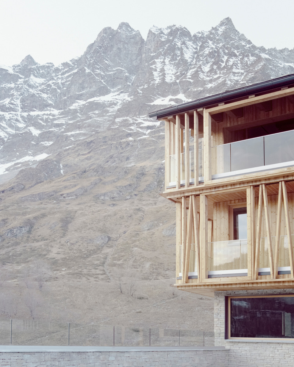 https://detail-cdn.s3.eu-central-1.amazonaws.com/media/catalog/product/0/4/04-chalet-blanc-cervinia-luca-compri-architetti.jpg?width=437&height=582&store=de_en&image-type=image