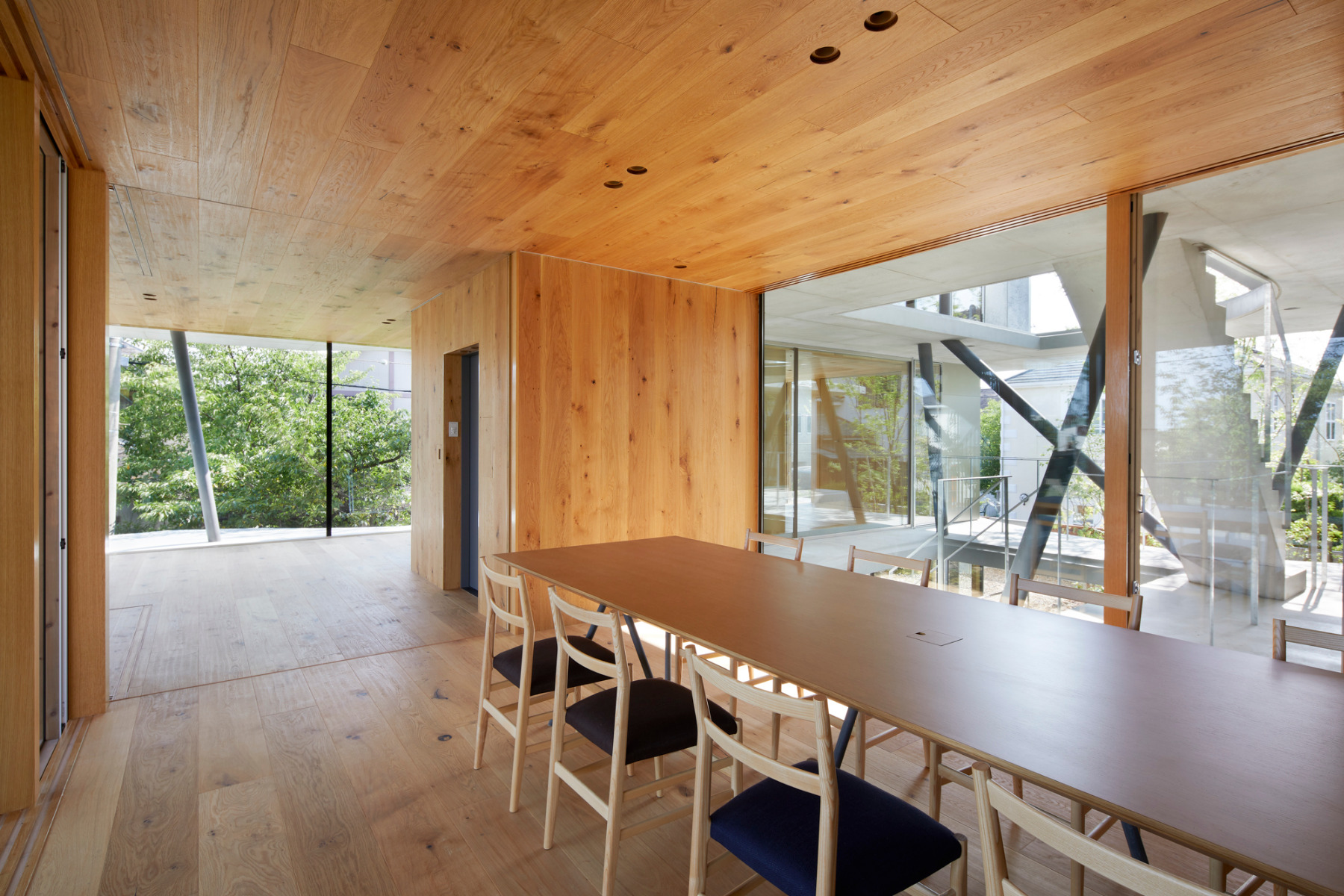 https://detail-cdn.s3.eu-central-1.amazonaws.com/media/catalog/product/0/4/04-earth-house-osaka-tomohiro-hata.jpg?width=437&height=582&store=de_de&image-type=image
