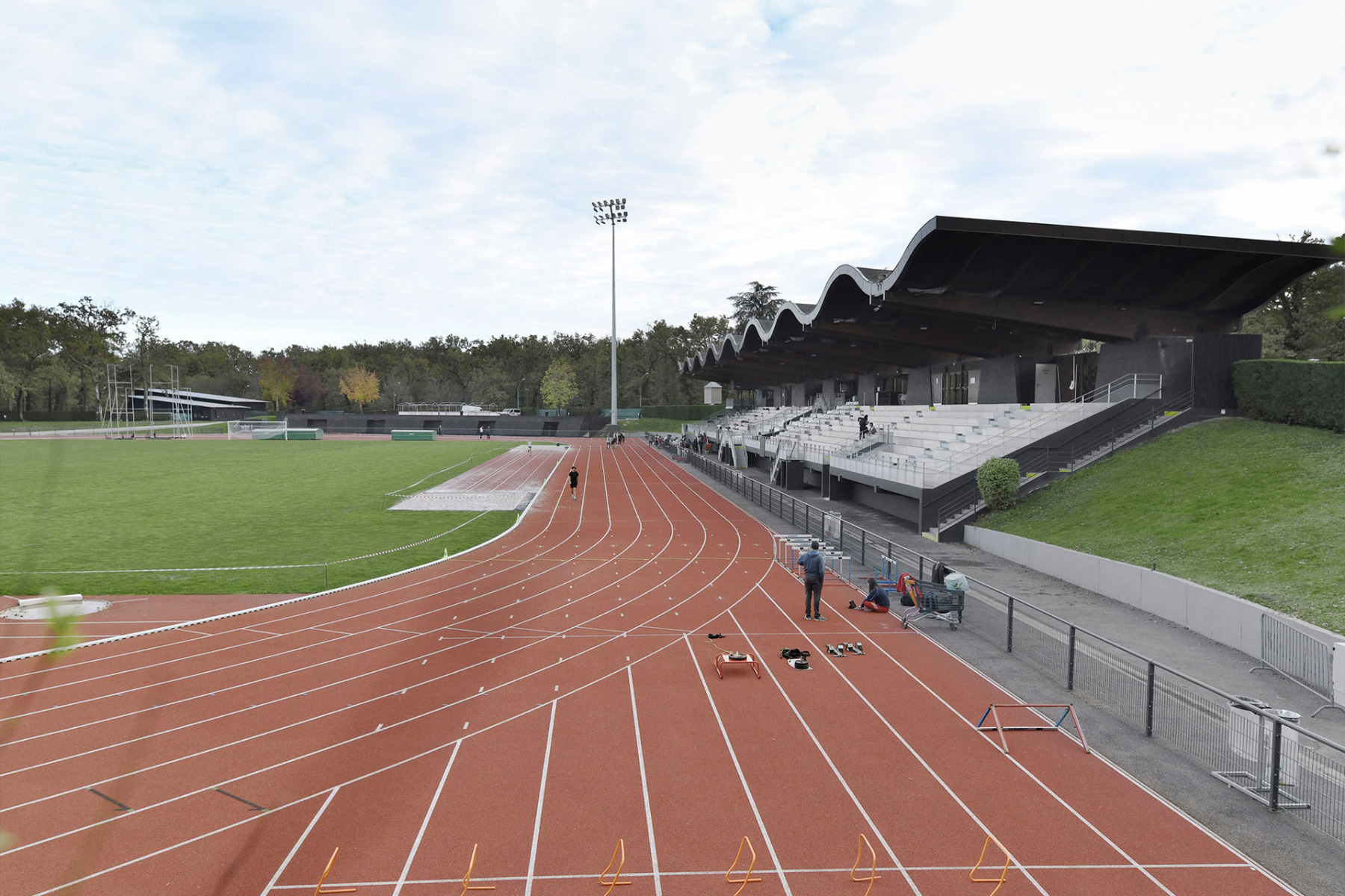 https://detail-cdn.s3.eu-central-1.amazonaws.com/media/catalog/product/0/4/04-erweiterung-pierre-paul-bernard-stadions-bordeaux-k-architectures.jpg?width=437&height=582&store=de_en&image-type=image