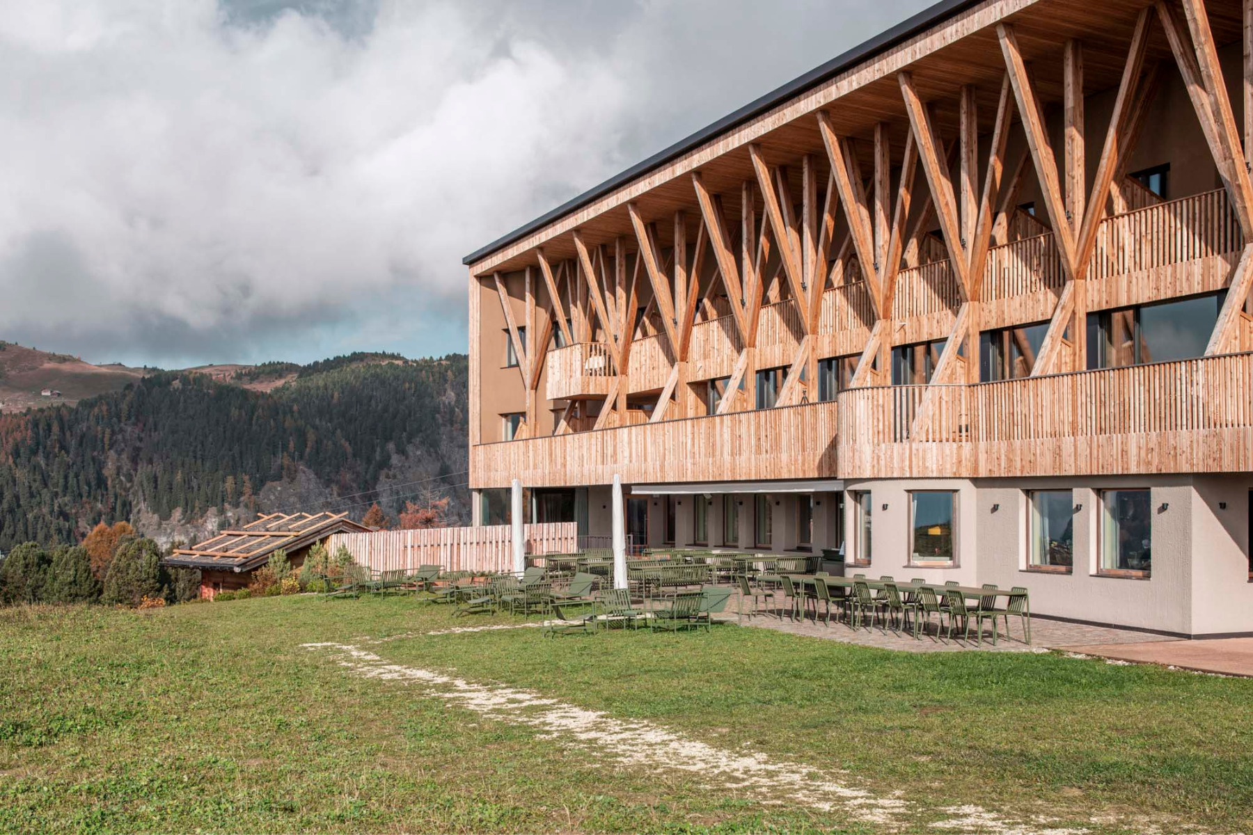 https://detail-cdn.s3.eu-central-1.amazonaws.com/media/catalog/product/0/4/04-hotel-icaro-dolomiten-modus-architects.jpg?width=437&height=582&store=de_de&image-type=image