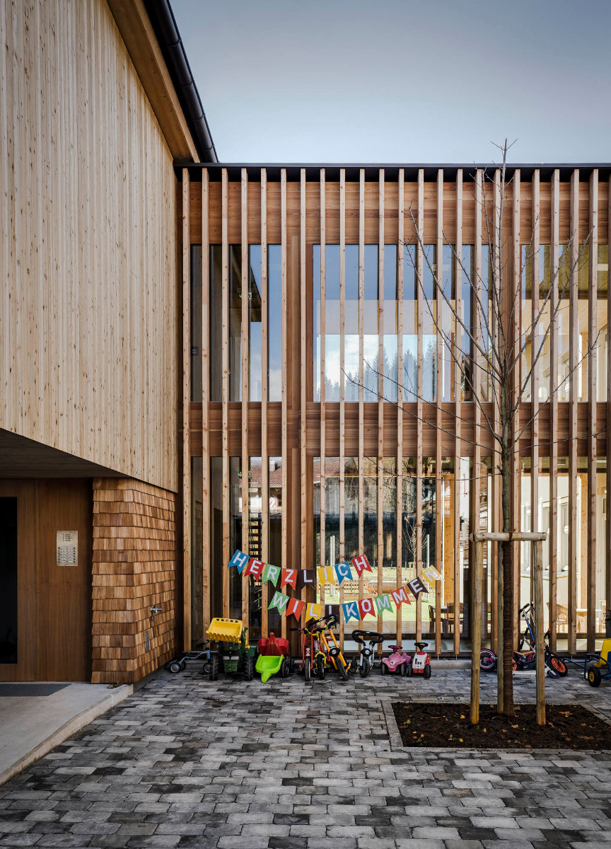 https://detail-cdn.s3.eu-central-1.amazonaws.com/media/catalog/product/0/4/04-kindergarten-reitdorf-lp-architektur.jpg?width=437&height=582&store=de_de&image-type=image