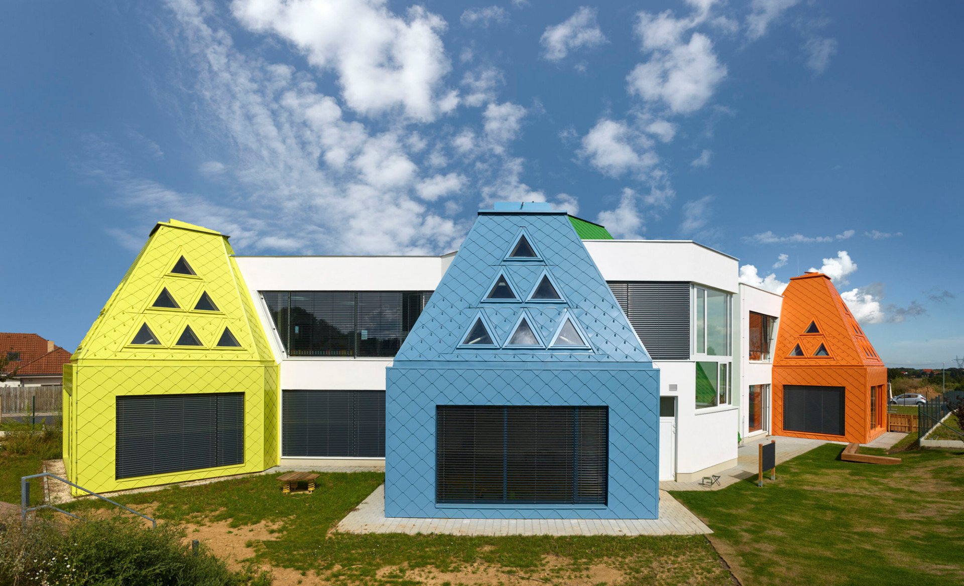 https://detail-cdn.s3.eu-central-1.amazonaws.com/media/catalog/product/0/4/04-kindergarten-tschechien-architektura.jpg?width=437&height=582&store=de_en&image-type=image