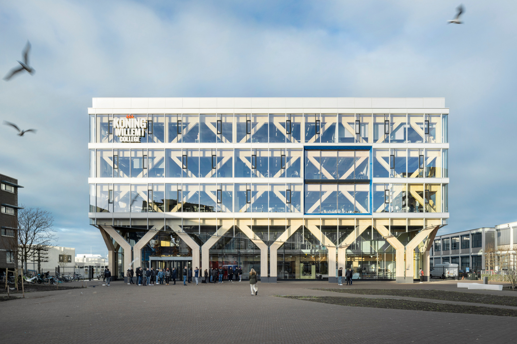 https://detail-cdn.s3.eu-central-1.amazonaws.com/media/catalog/product/0/4/04-koning-willem-i-college-_s-hertogenbosch-nieuwe-architecten.jpg?width=437&height=582&store=de_de&image-type=image