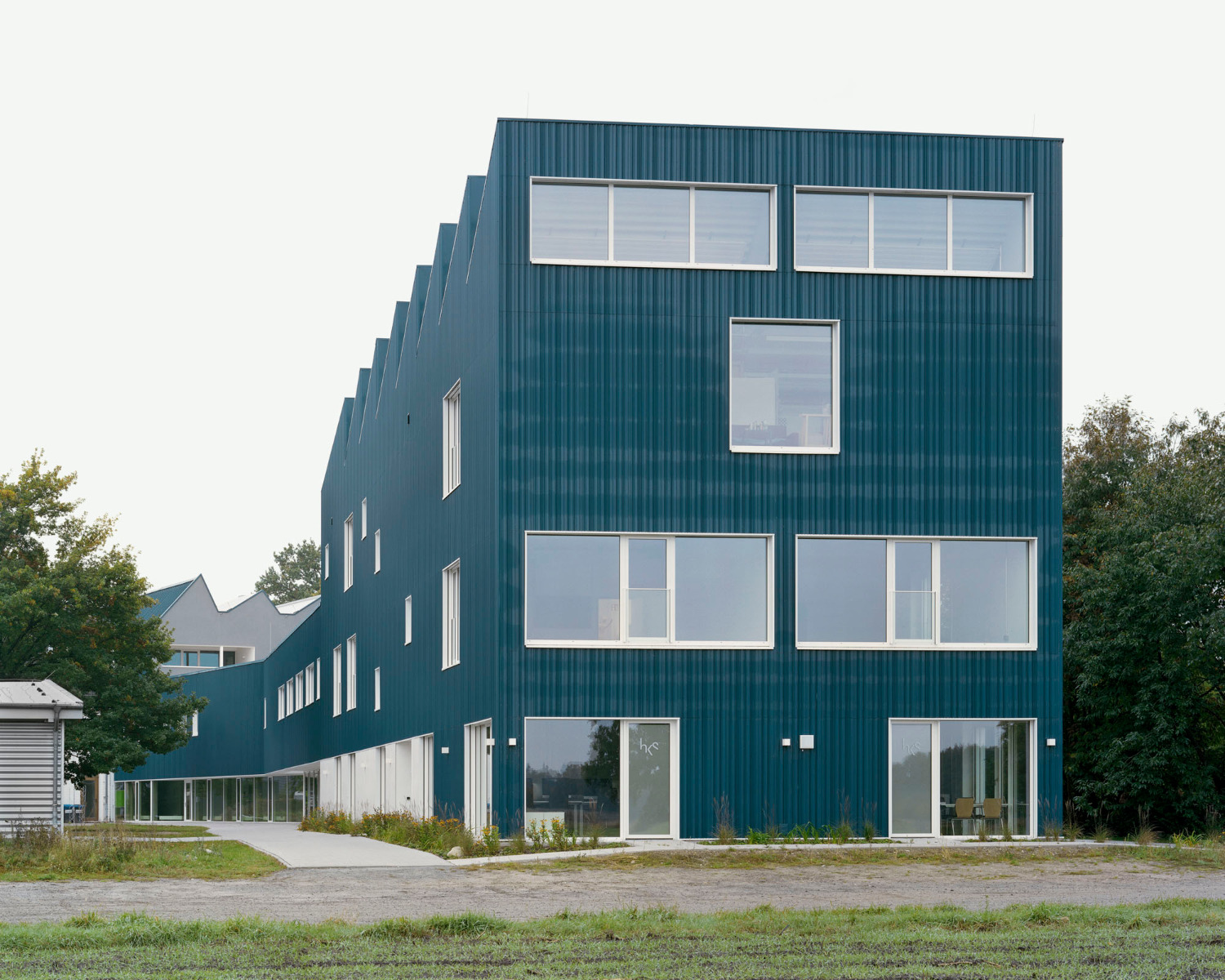 https://detail-cdn.s3.eu-central-1.amazonaws.com/media/catalog/product/0/4/04-kunsthochschule-ottersberg-ar_architekten.jpg?width=437&height=582&store=de_de&image-type=image