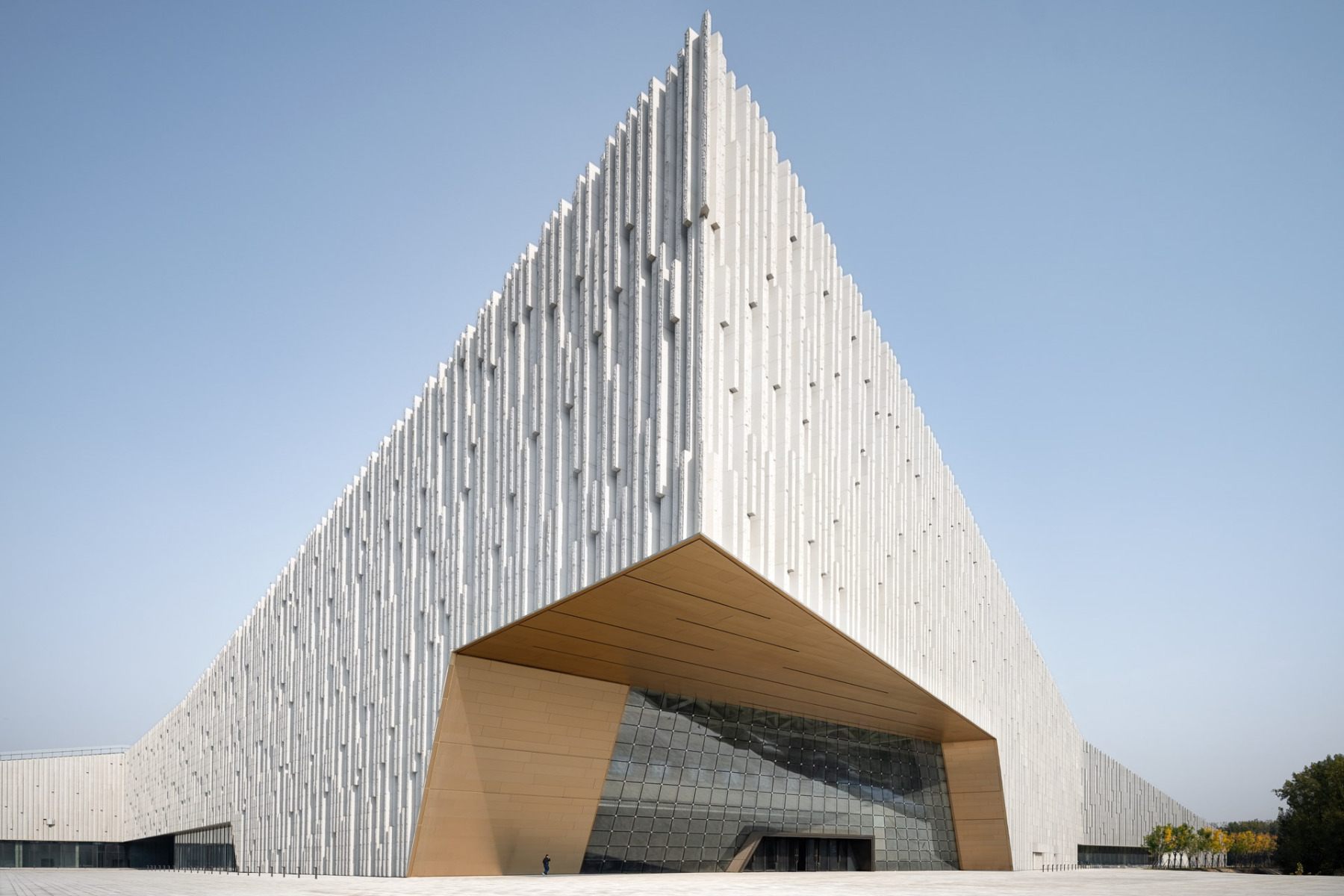 https://detail-cdn.s3.eu-central-1.amazonaws.com/media/catalog/product/0/4/04-nationalmuseum-zhengzhou-gmp-architekten.jpg?width=437&height=582&store=de_de&image-type=image
