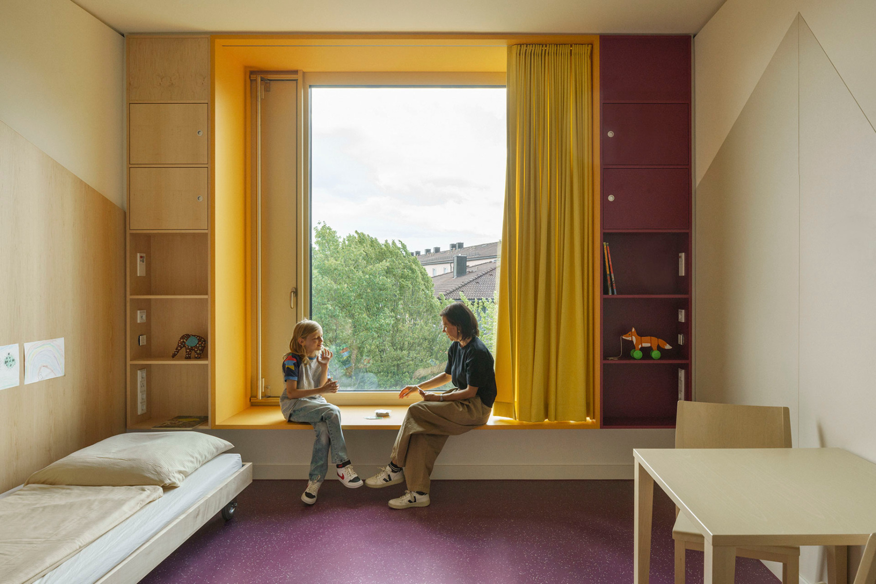 https://detail-cdn.s3.eu-central-1.amazonaws.com/media/catalog/product/0/4/04-neubau-sozialpaediatrischen-kinderzentrum-muenchen-h2m-a_sh-architekten-bodenkonzept-nora-systems.jpg?width=437&height=582&store=de_de&image-type=image