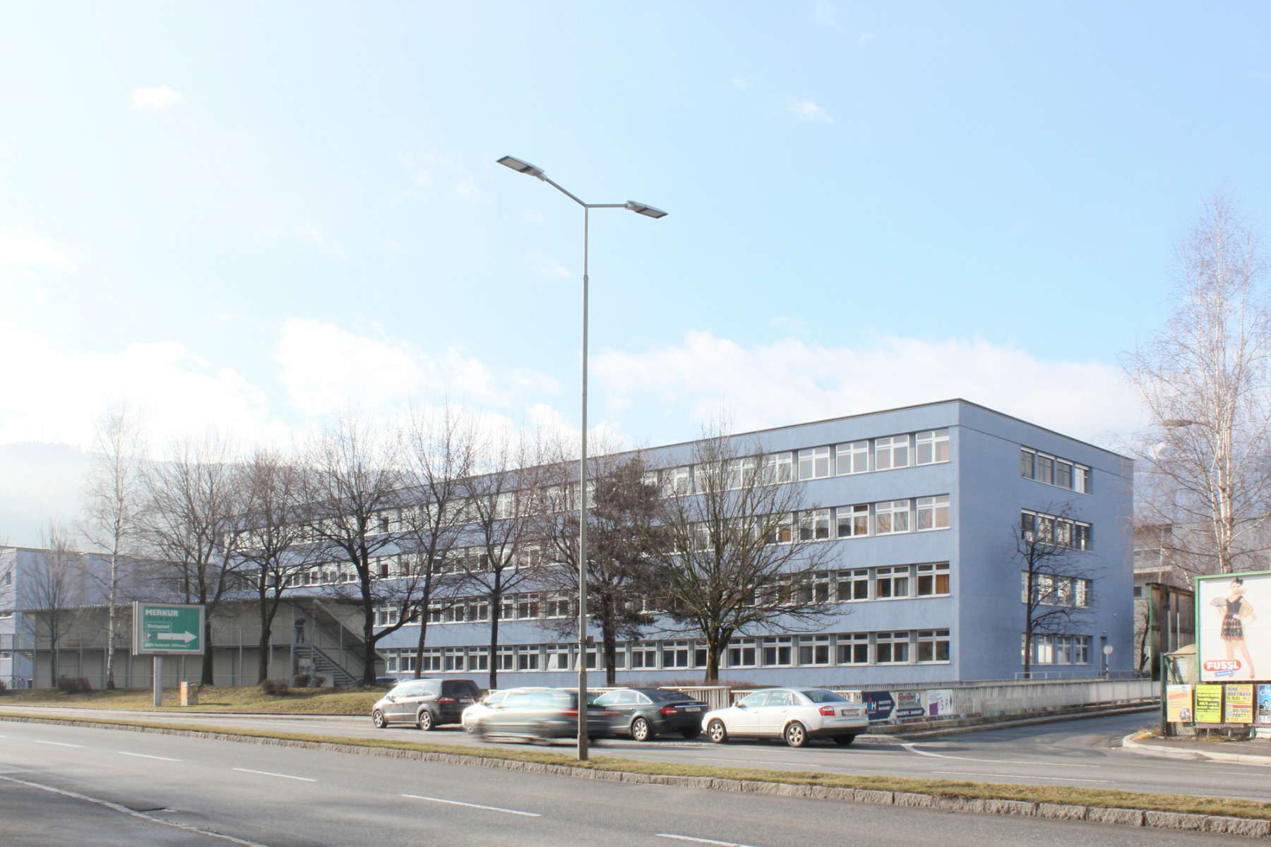 https://detail-cdn.s3.eu-central-1.amazonaws.com/media/catalog/product/0/4/04-oberschule-htl-bau-und-design-innsbruck-ao-architekten.jpg?width=437&height=582&store=de_en&image-type=image