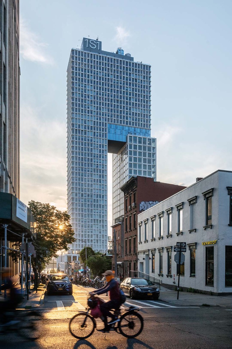 https://detail-cdn.s3.eu-central-1.amazonaws.com/media/catalog/product/0/4/04-one-south-first-wohnturm-in-brooklyn-cookfox-architects.jpg?width=437&height=582&store=de_en&image-type=image