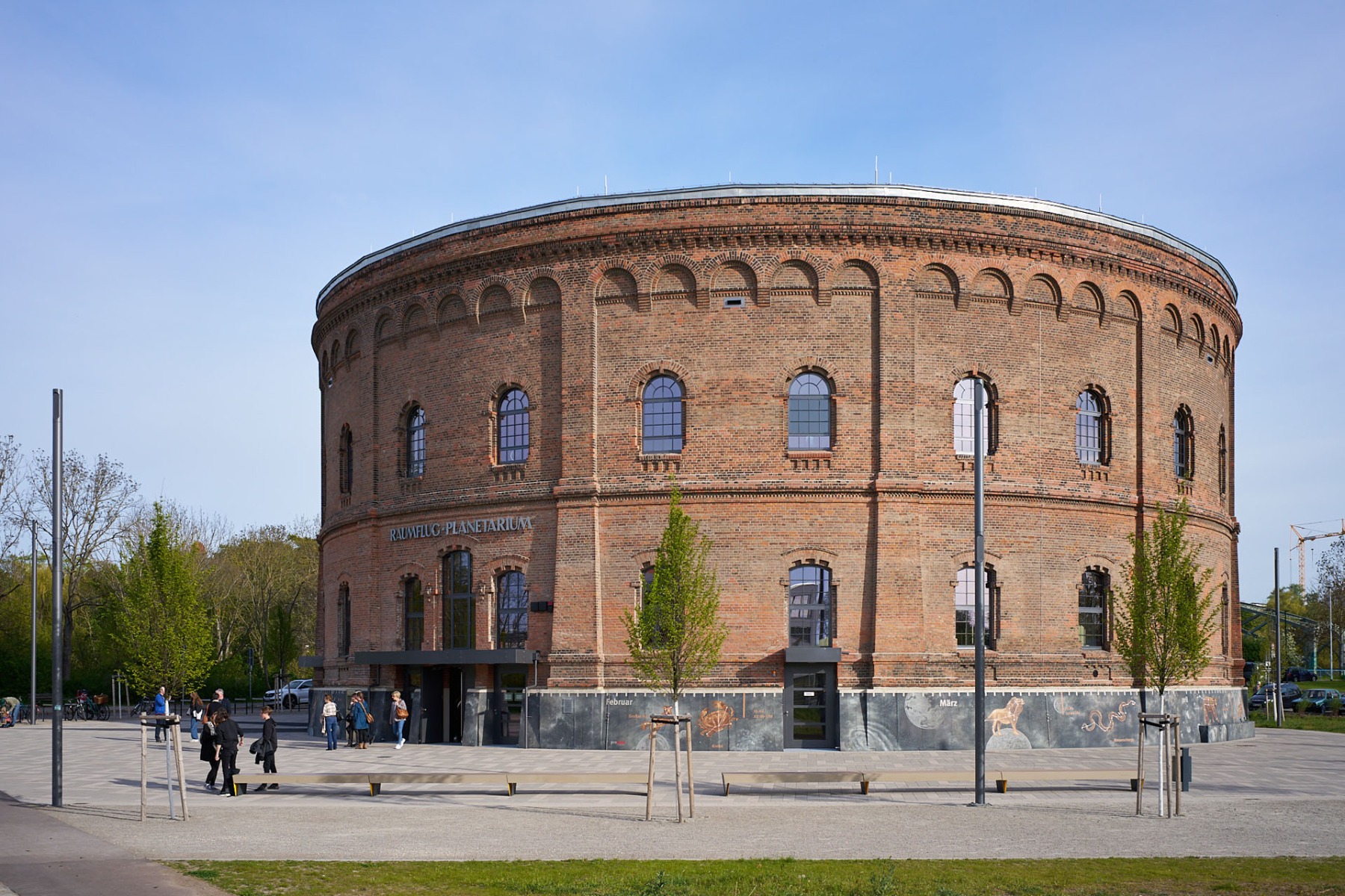 https://detail-cdn.s3.eu-central-1.amazonaws.com/media/catalog/product/0/4/04-planetarium_in_halle_von_rkw_architektur.jpg?width=437&height=582&store=de_de&image-type=image
