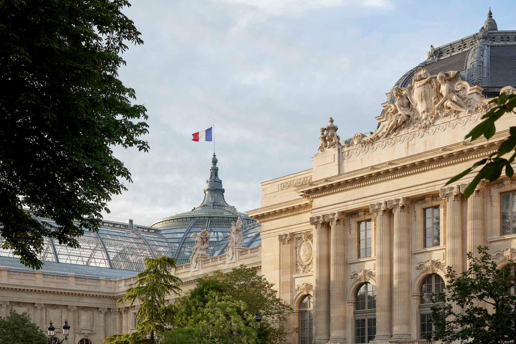 https://detail-cdn.s3.eu-central-1.amazonaws.com/media/catalog/product/0/4/04-restaurierung-grand-palais-paris-chatillon-architectes.jpg?width=437&height=582&store=de_de&image-type=image