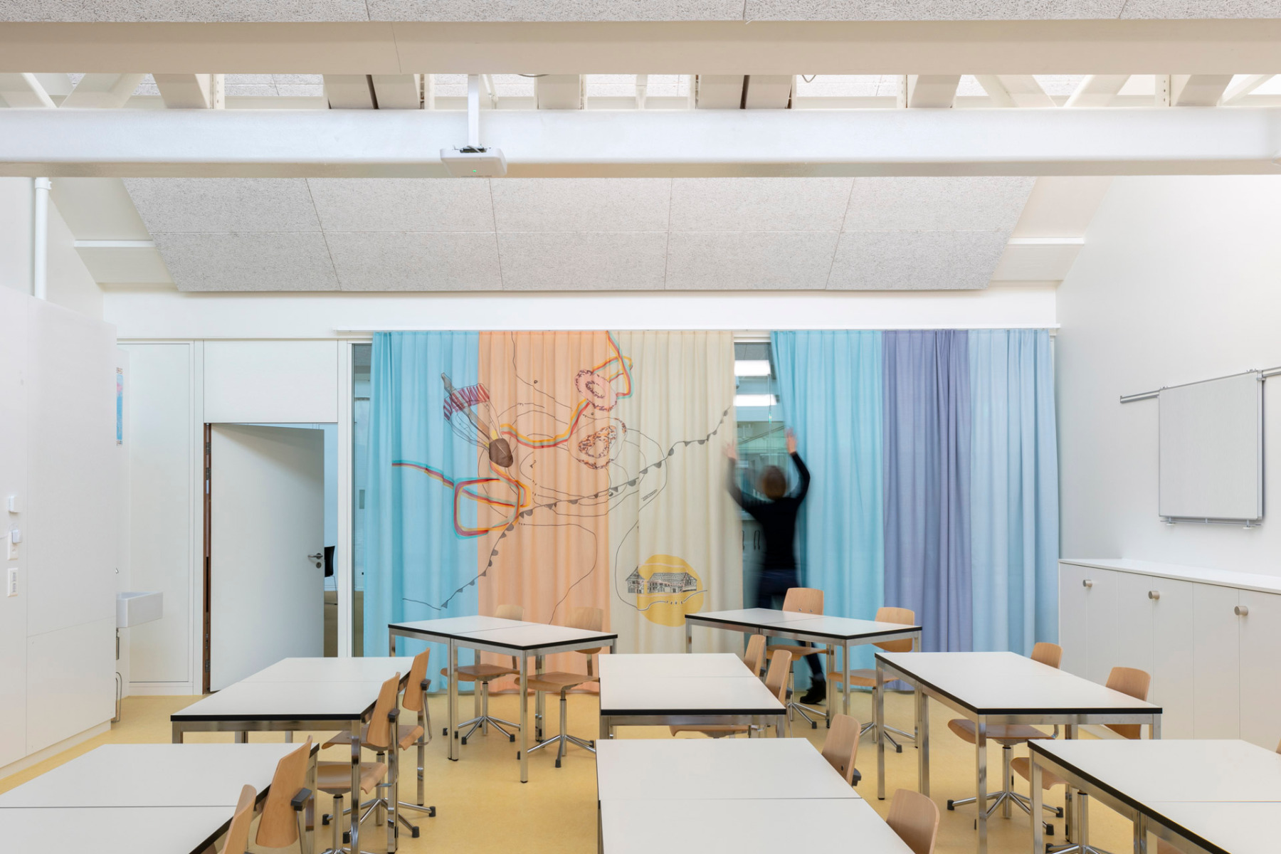 https://detail-cdn.s3.eu-central-1.amazonaws.com/media/catalog/product/0/4/04-schule-basel-thomas-fischer-architekten_1.jpg?width=437&height=582&store=de_en&image-type=image