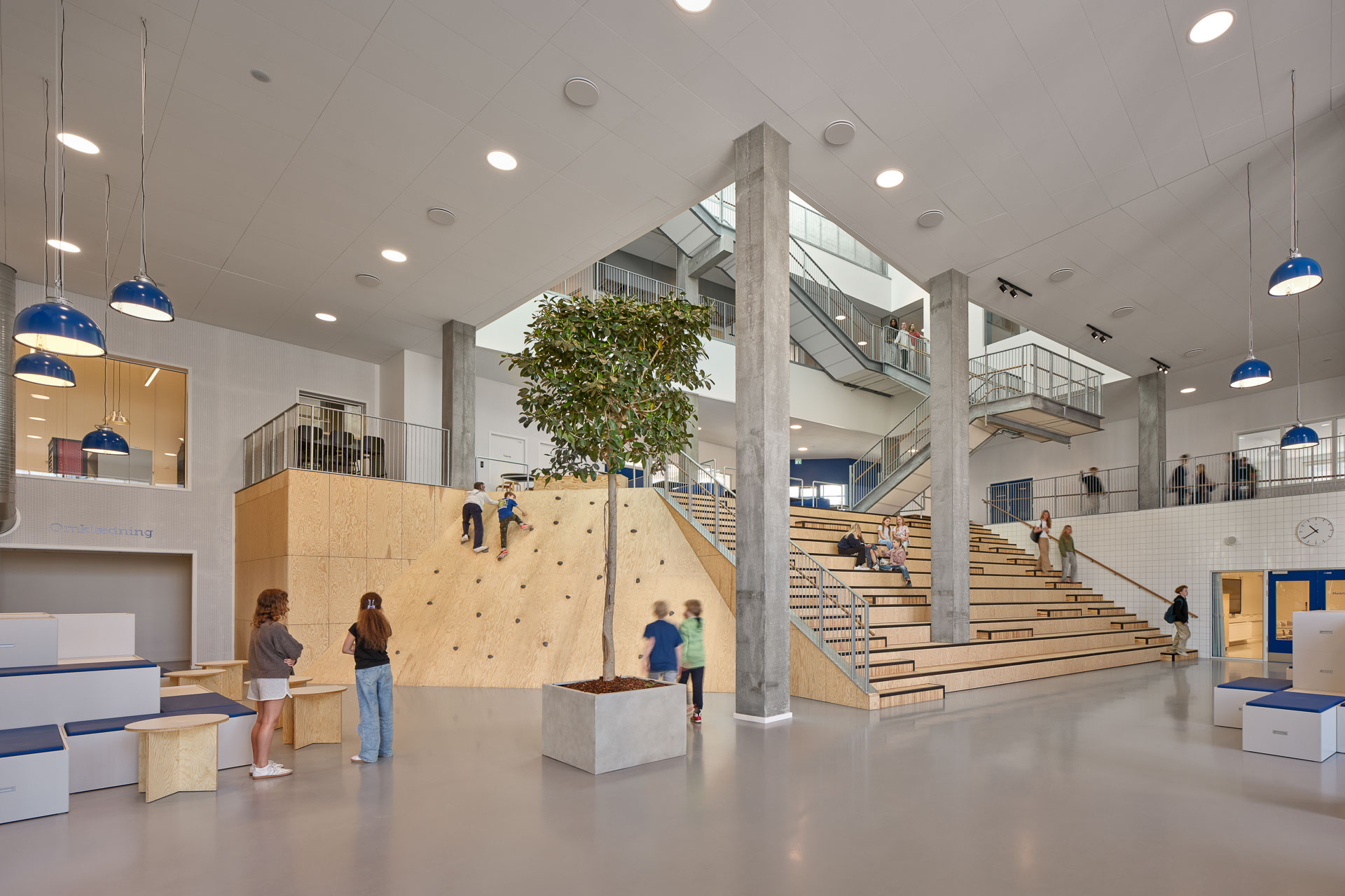 https://detail-cdn.s3.eu-central-1.amazonaws.com/media/catalog/product/0/4/04-schule-kopenhagen-nord-architects.jpg?width=437&height=582&store=de_en&image-type=image