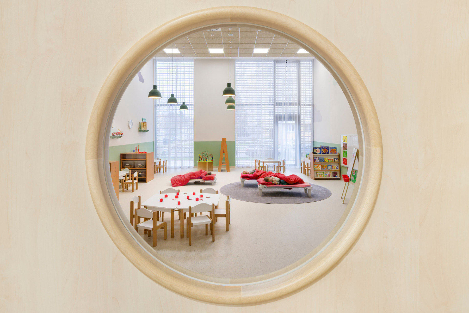 https://detail-cdn.s3.eu-central-1.amazonaws.com/media/catalog/product/0/4/04-schule-und-kindergarten-tschechien-soa-architekti.jpg?width=437&height=582&store=de_en&image-type=image