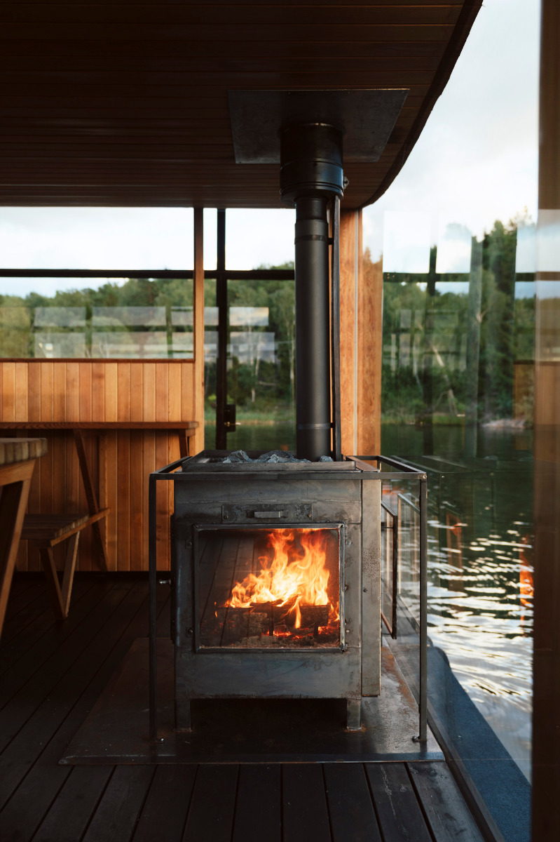 https://detail-cdn.s3.eu-central-1.amazonaws.com/media/catalog/product/0/4/04-schwimmende-sauna-stockholm-sandellsandberg-arkitekter.jpg?width=437&height=582&store=de_de&image-type=image