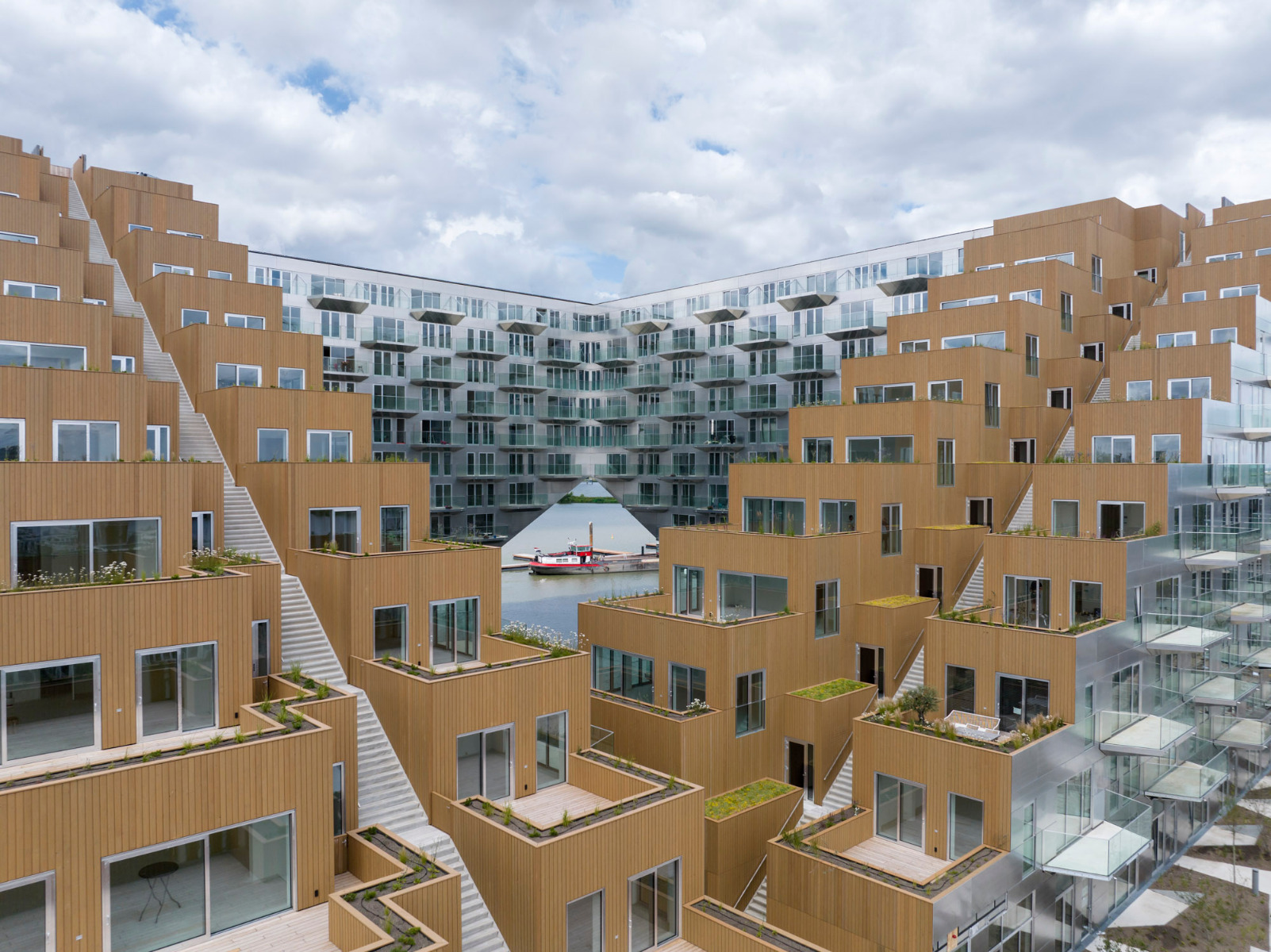 https://detail-cdn.s3.eu-central-1.amazonaws.com/media/catalog/product/0/4/04-sluishuis-amsterdam-barcode-architects-und-big.jpg?width=437&height=582&store=de_en&image-type=image