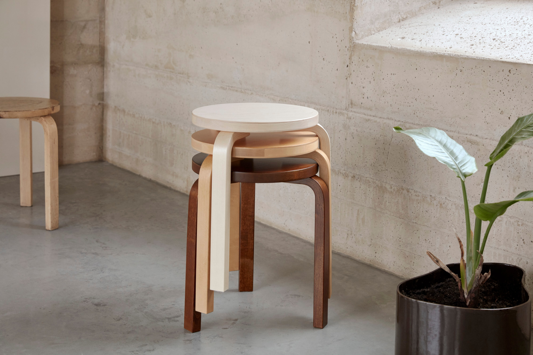 https://detail-cdn.s3.eu-central-1.amazonaws.com/media/catalog/product/0/4/04-stool-60-alvar-aalto-artek.jpg?width=437&height=582&store=de_de&image-type=image
